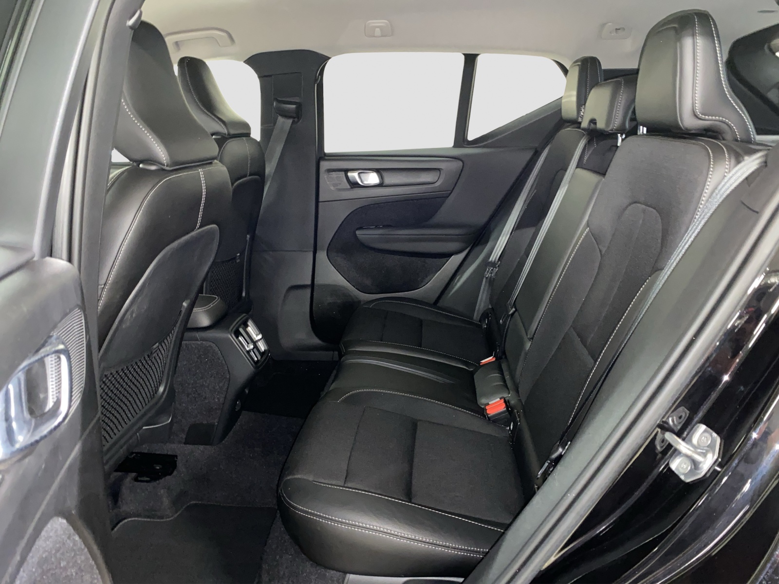 VOLVO XC40 2.0 D4 Momentum AWD-image-12