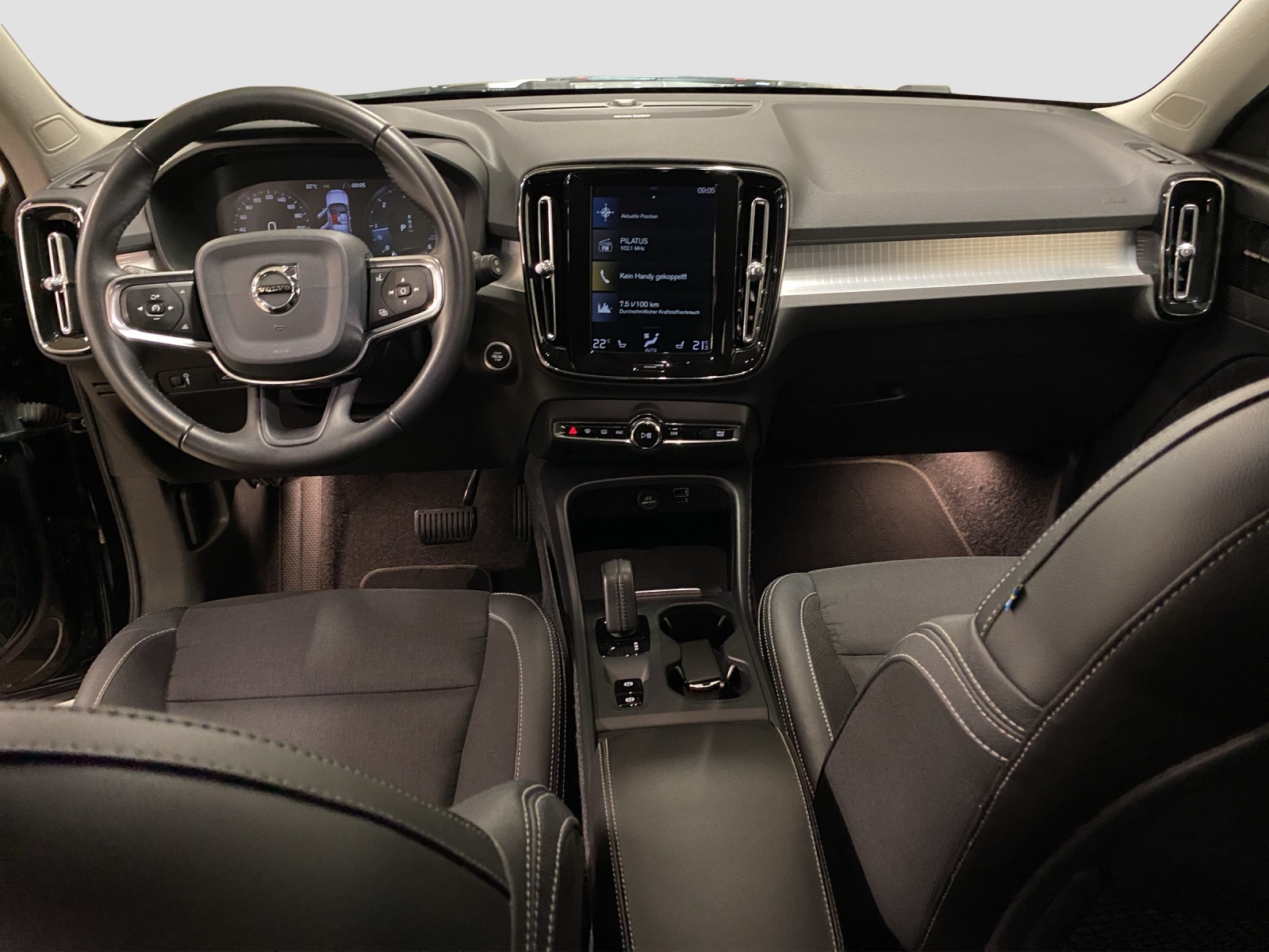 VOLVO XC40 2.0 D4 Momentum AWD-image-10