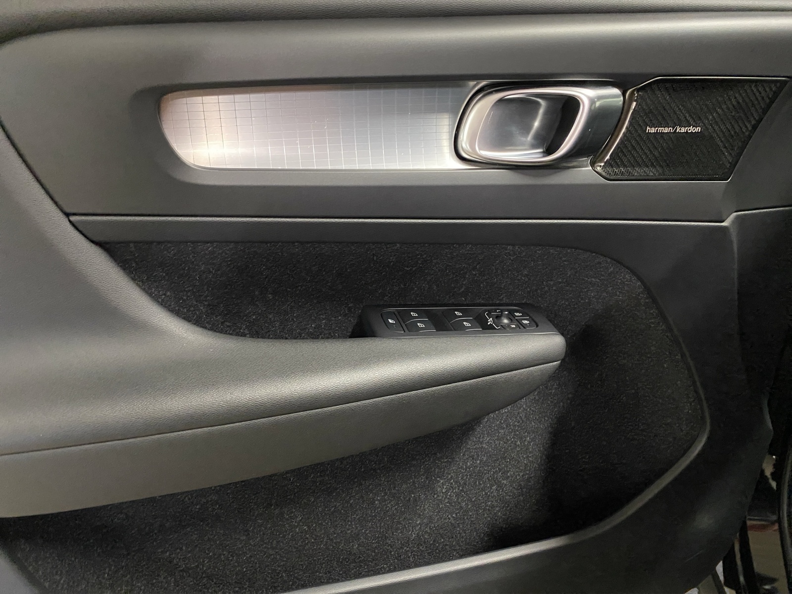 VOLVO XC40 2.0 D4 Momentum AWD-image-11