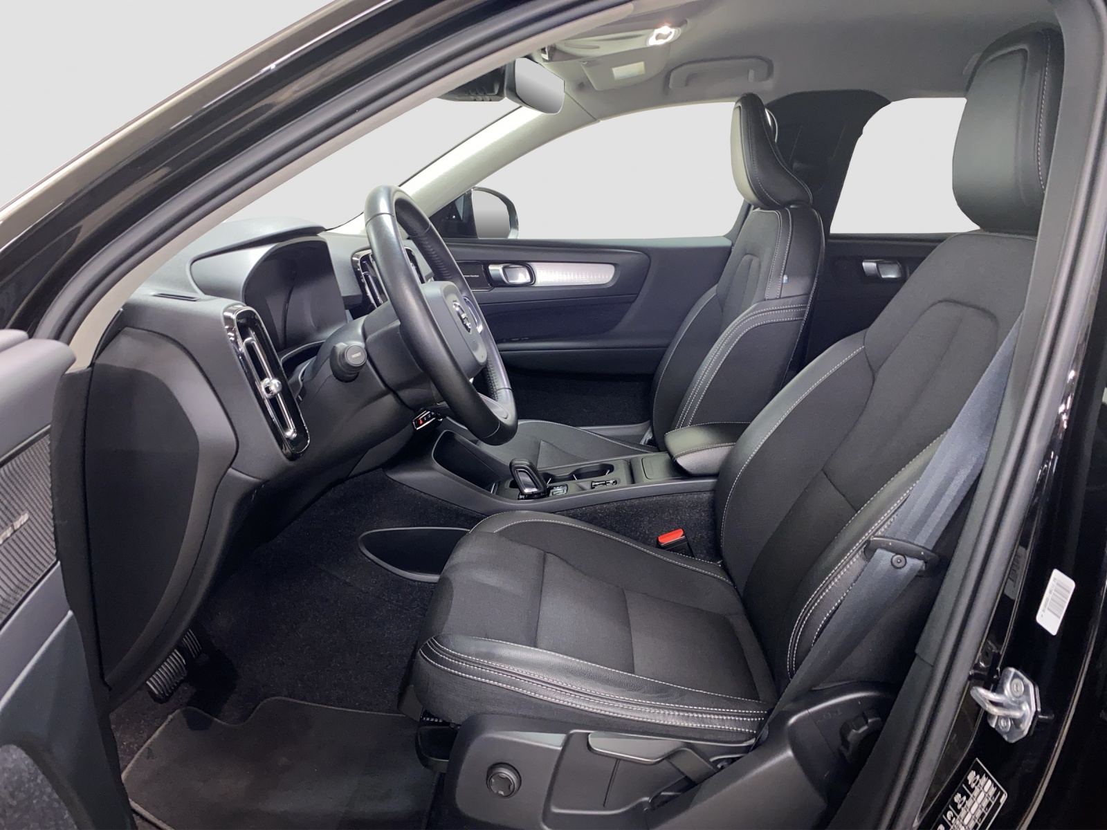 VOLVO XC40 2.0 D4 Momentum AWD-image-5