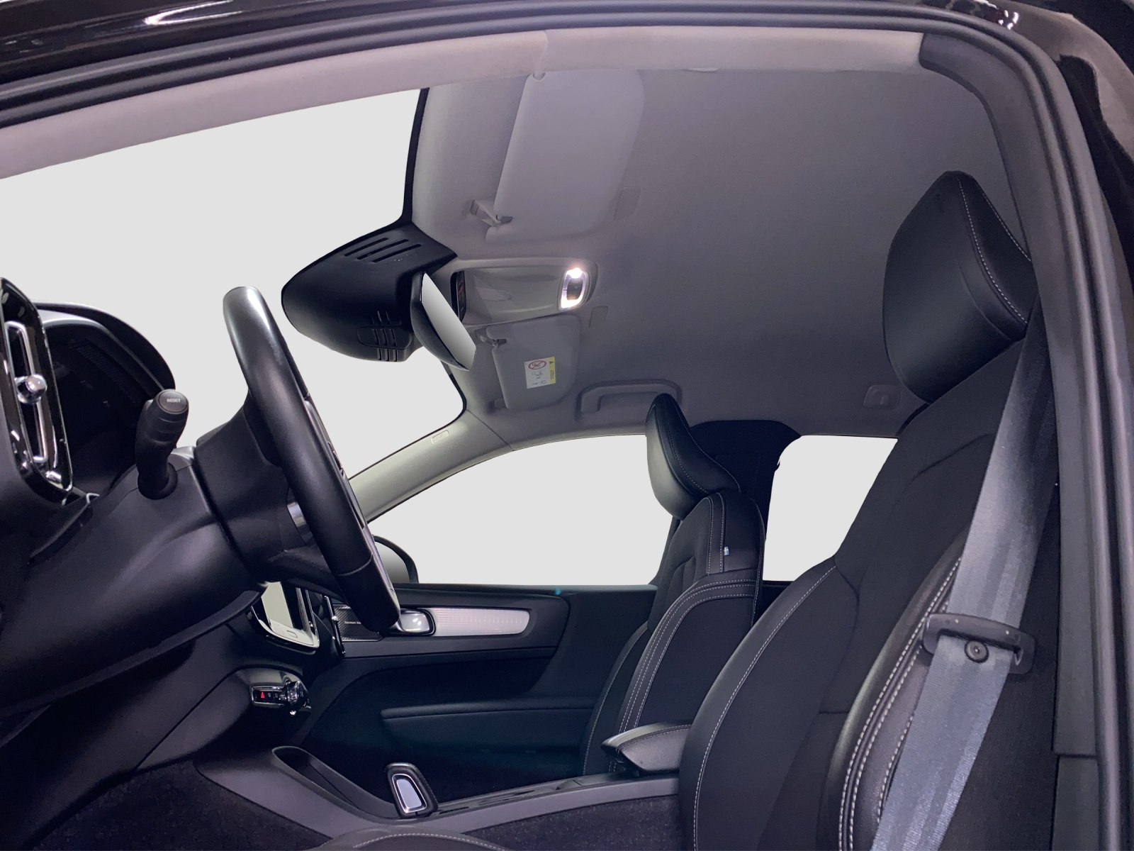 VOLVO XC40 2.0 D4 Momentum AWD-image-6