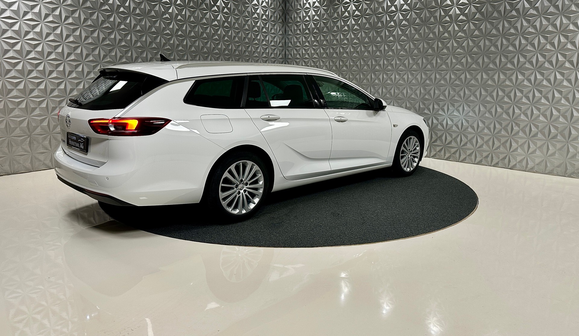 OPEL Insignia 1.6 CDTI Sports Tourer Edition Automatic-image-4