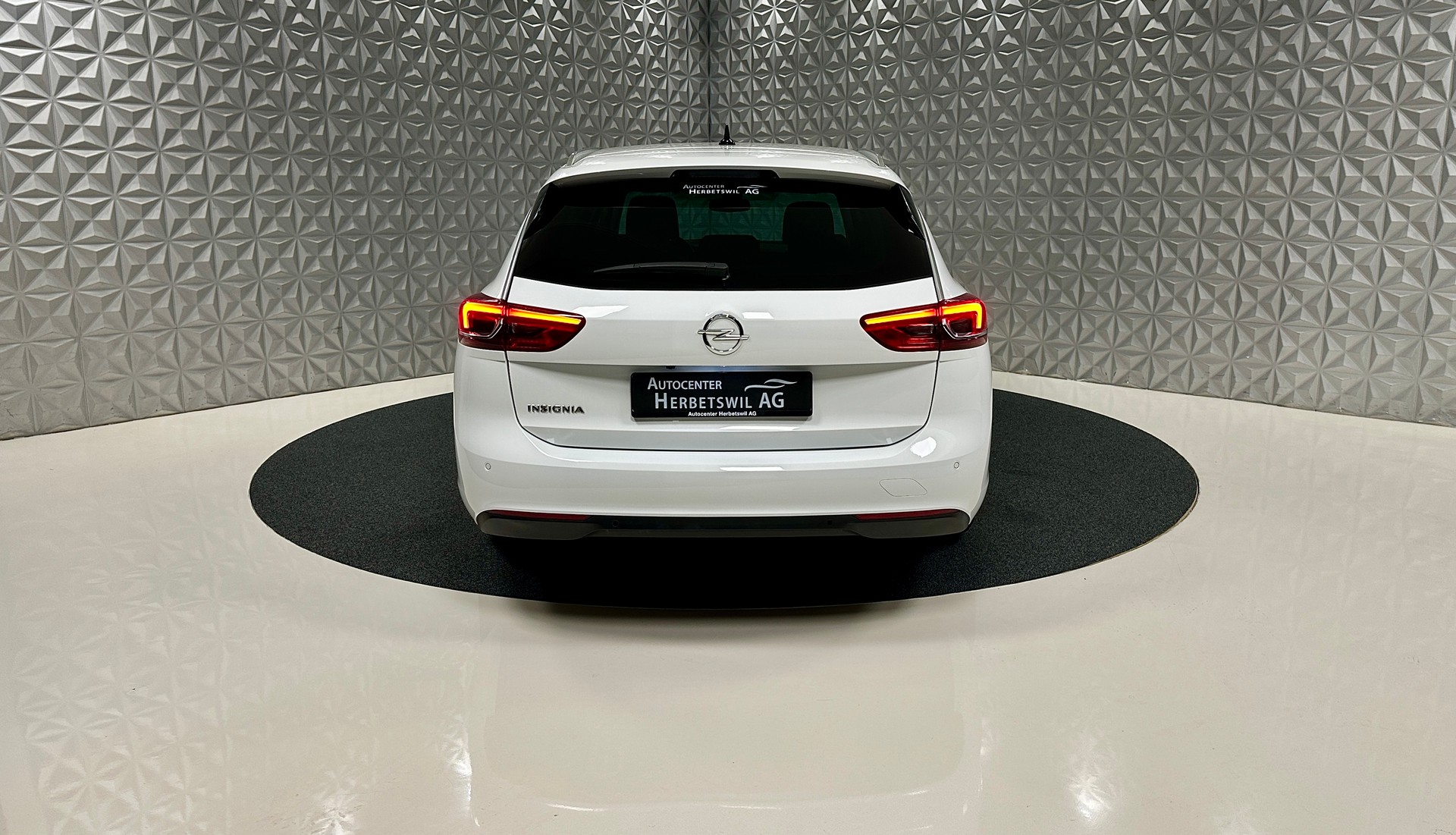 OPEL Insignia 1.6 CDTI Sports Tourer Edition Automatic-image-5