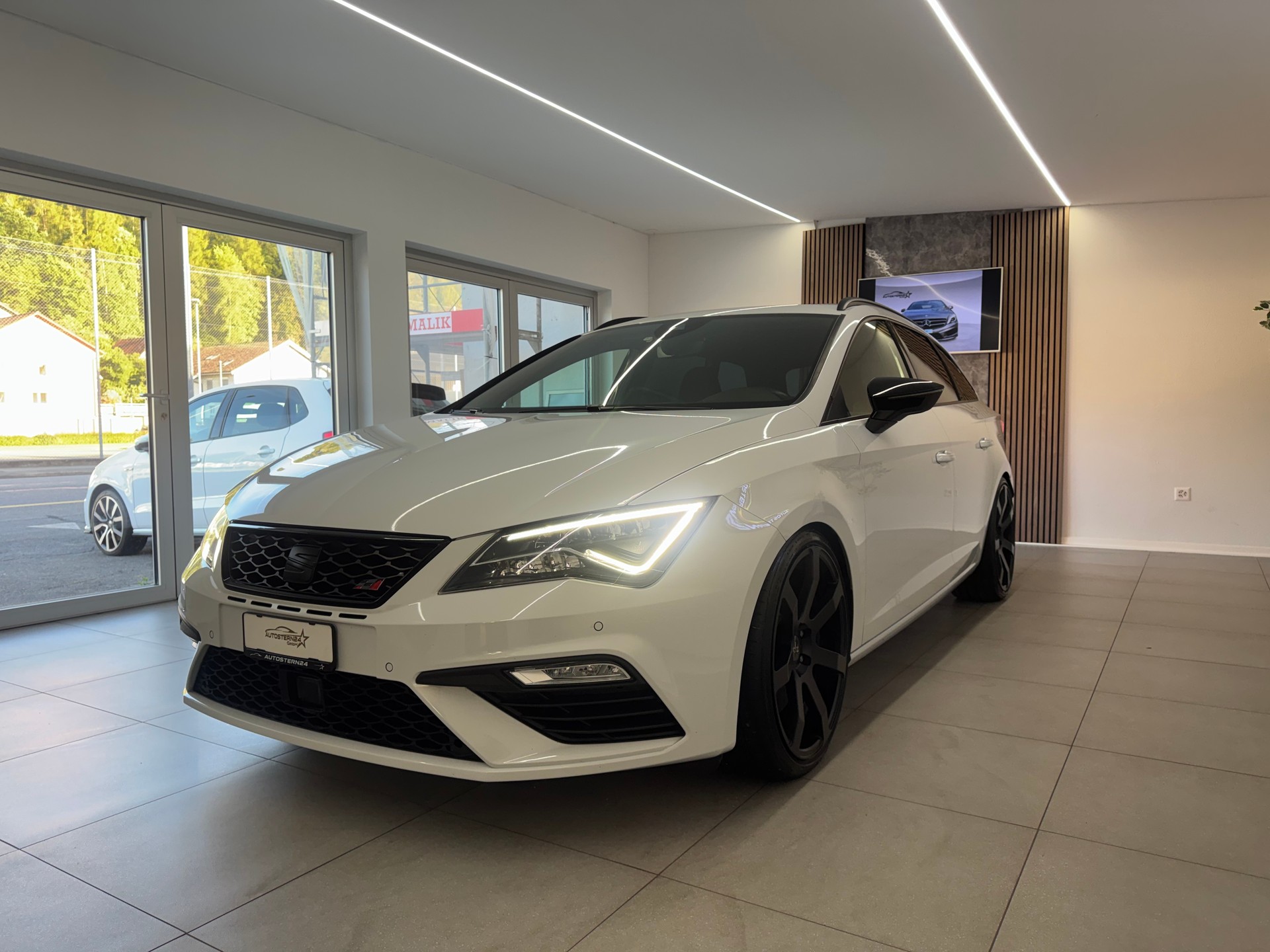 SEAT Leon ST 2.0 TSI Cupra 300 4 Drive DSG*CH-Fahrzeug*-image-0