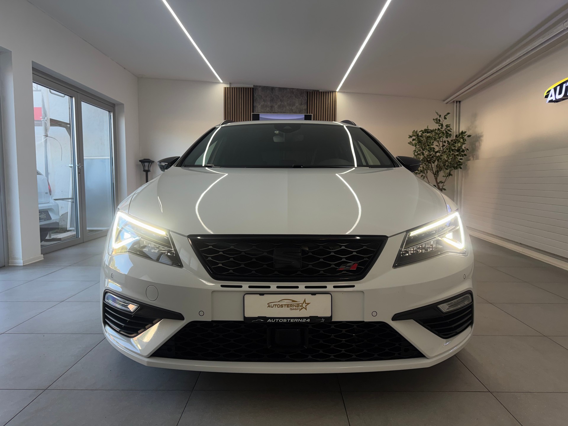 SEAT Leon ST 2.0 TSI Cupra 300 4 Drive DSG*CH-Fahrzeug*-image-2