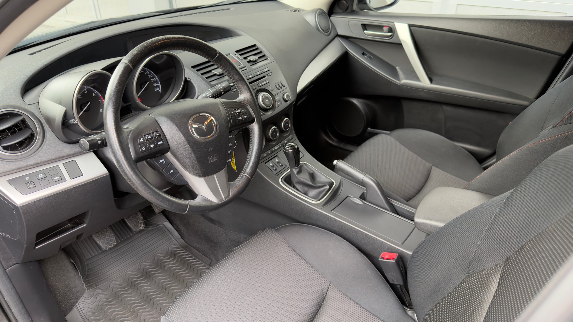 MAZDA 3 Hatchback 1.6 Red Edition-image-7