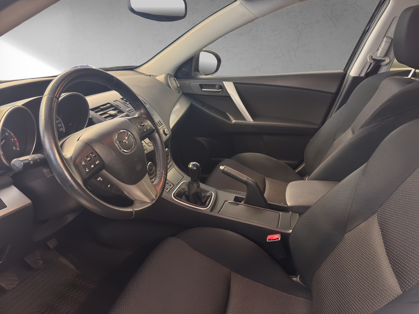 MAZDA 3 Hatchback 1.6 Red Edition-image-13