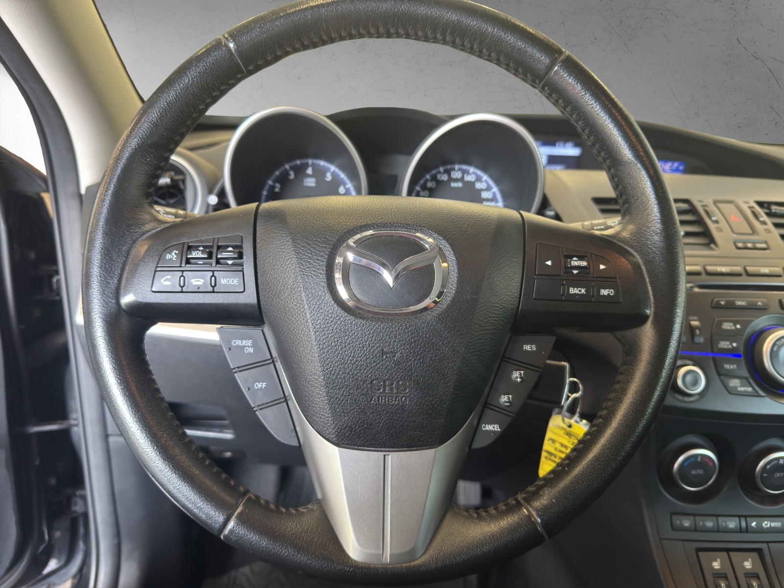 MAZDA 3 Hatchback 1.6 Red Edition-image-8