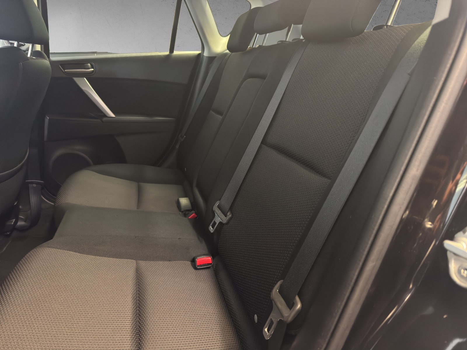 MAZDA 3 Hatchback 1.6 Red Edition-image-5