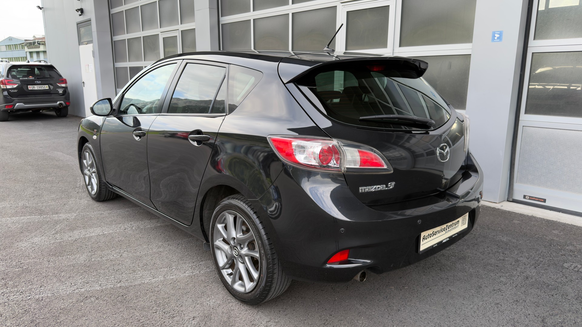 MAZDA 3 Hatchback 1.6 Red Edition-image-2