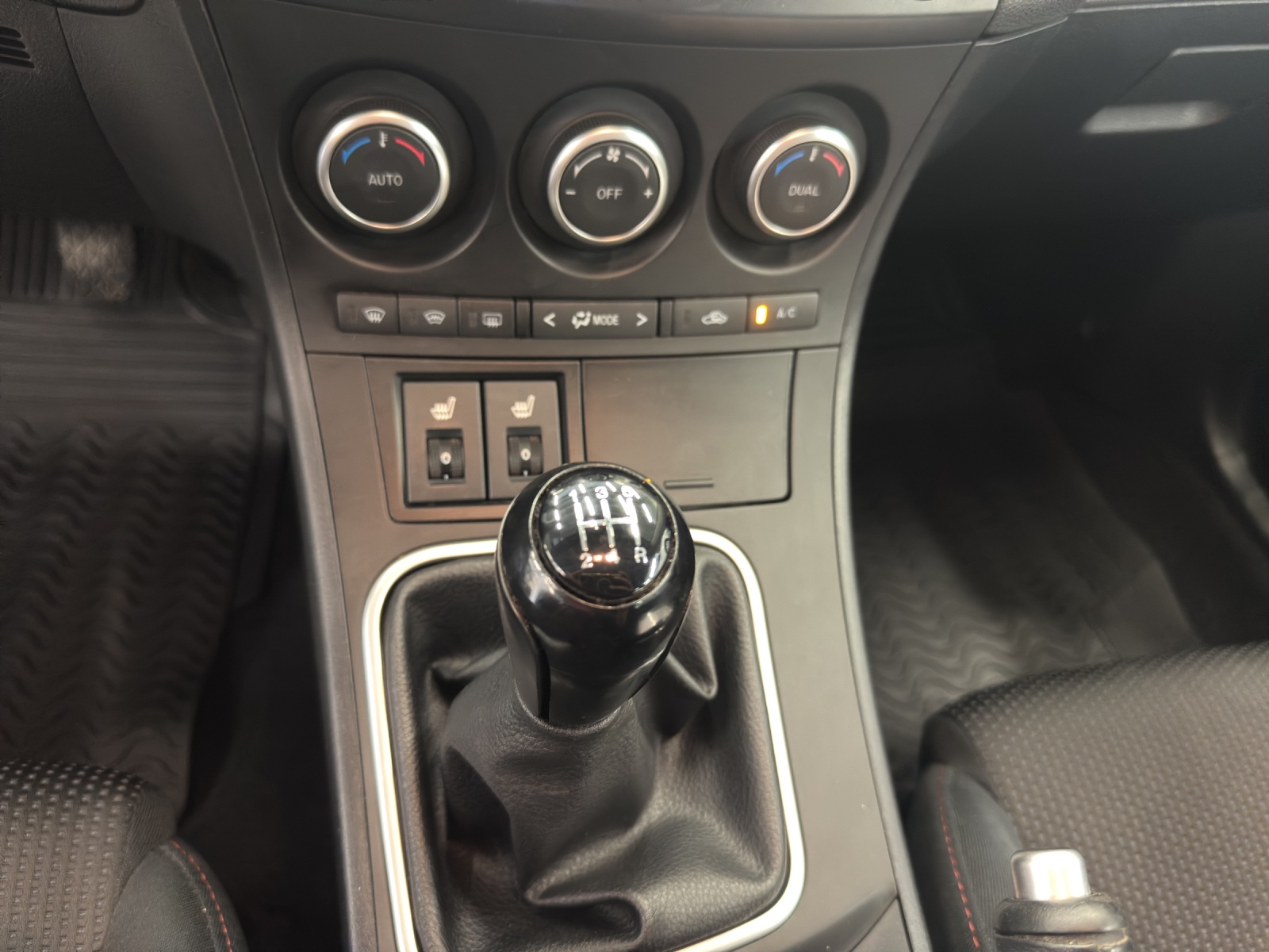 MAZDA 3 Hatchback 1.6 Red Edition-image-12