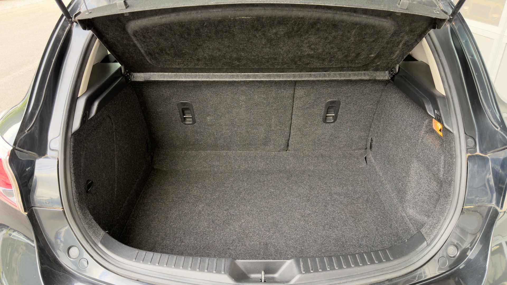 MAZDA 3 Hatchback 1.6 Red Edition-image-5