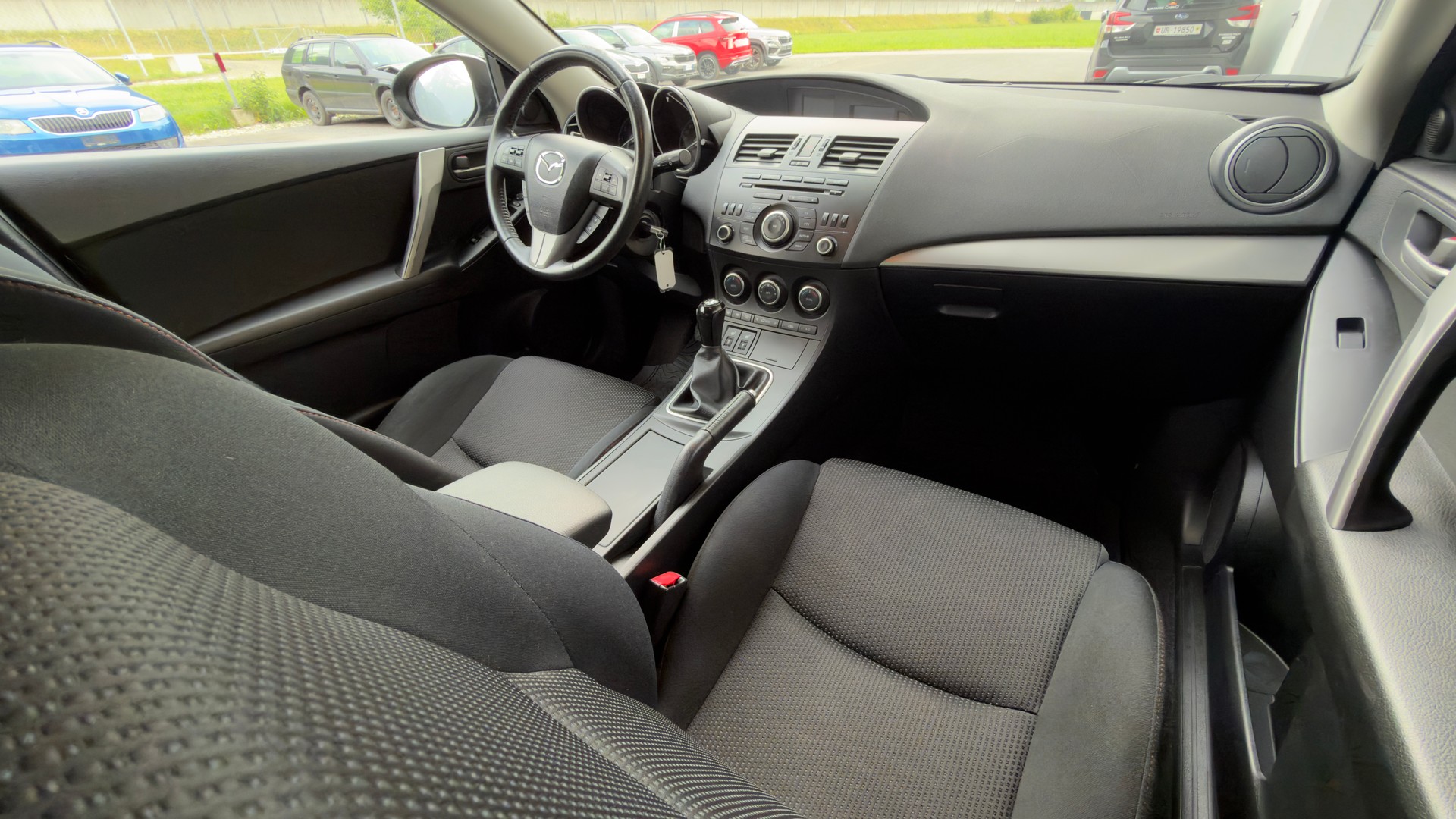 MAZDA 3 Hatchback 1.6 Red Edition-image-9