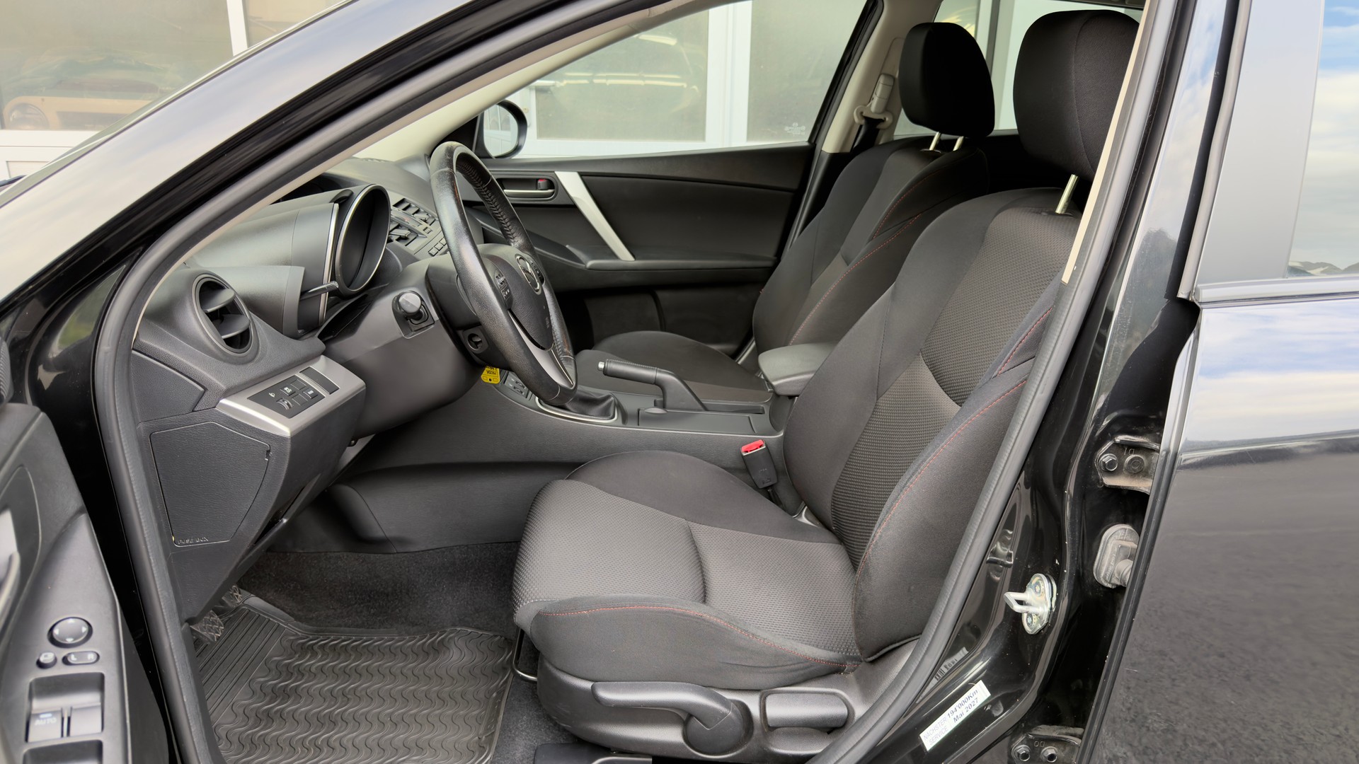 MAZDA 3 Hatchback 1.6 Red Edition-image-8