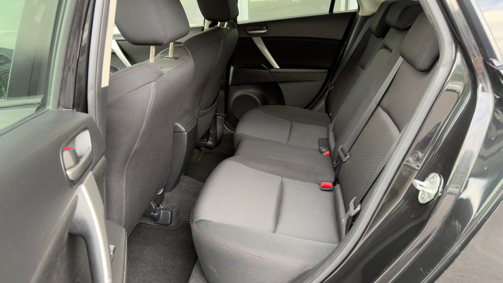 MAZDA 3 Hatchback 1.6 Red Edition-image-12