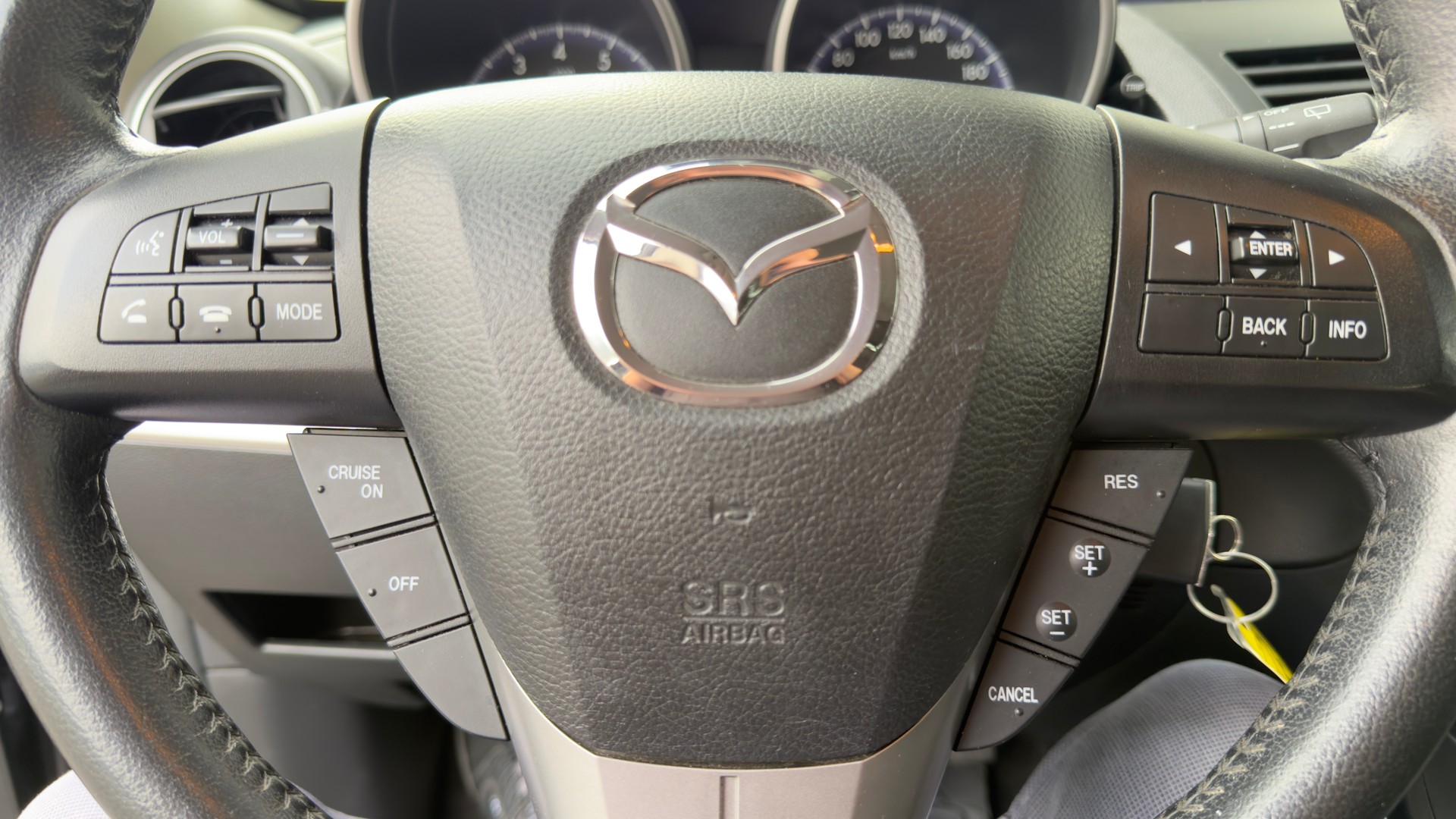 MAZDA 3 Hatchback 1.6 Red Edition-image-6
