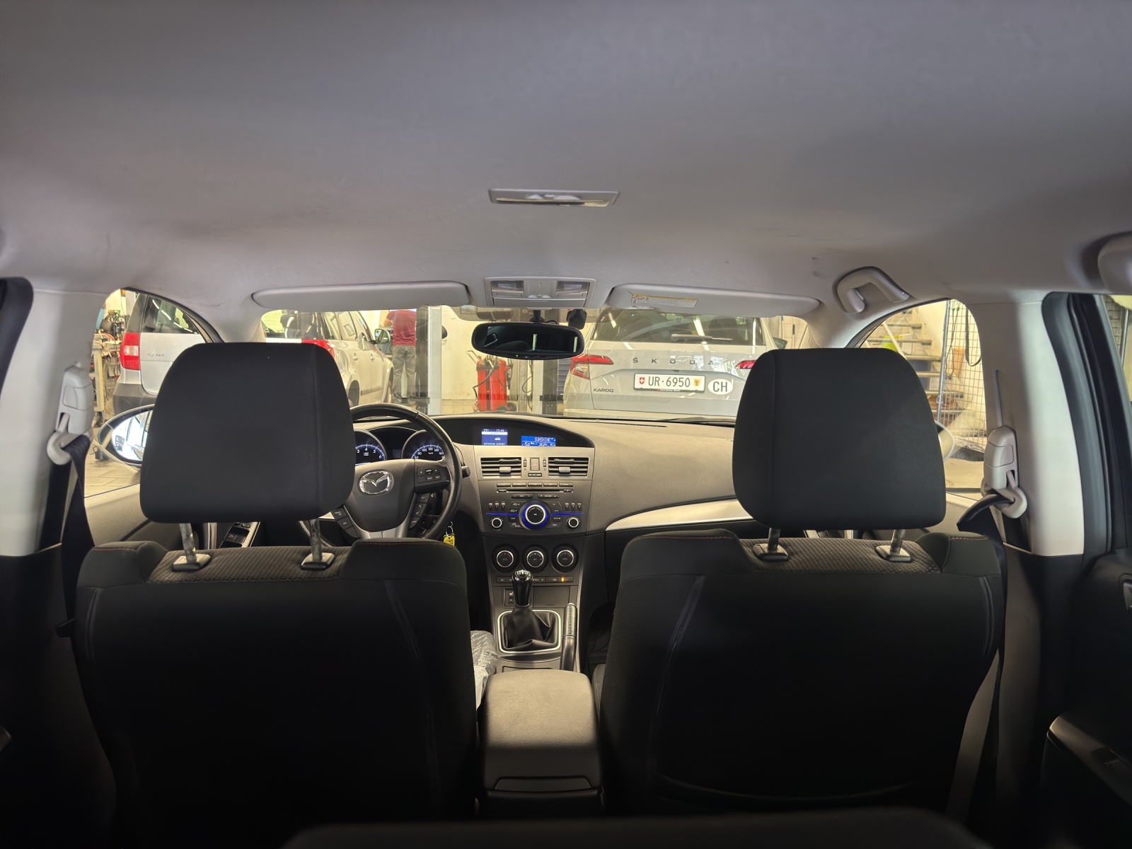 MAZDA 3 Hatchback 1.6 Red Edition-image-6