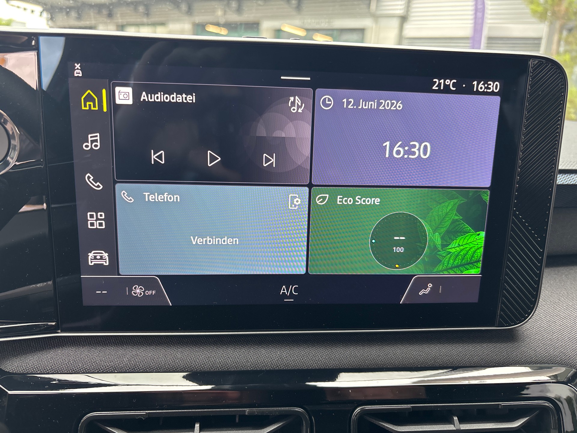 NISSAN Micra 40kWh Engage-image-12