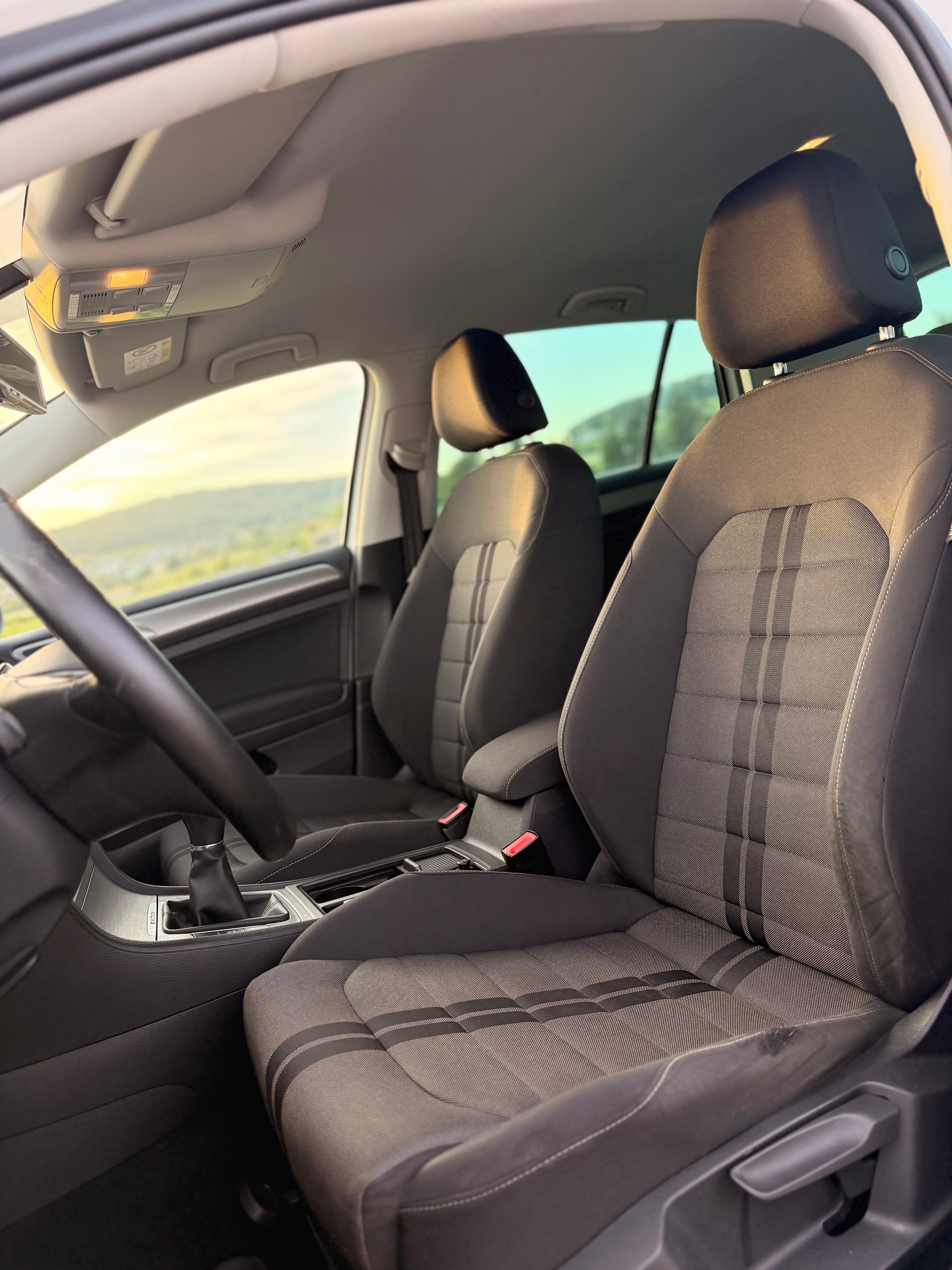 VW Golf 2.0 TDI Lounge R-Line 4Motion-image-23