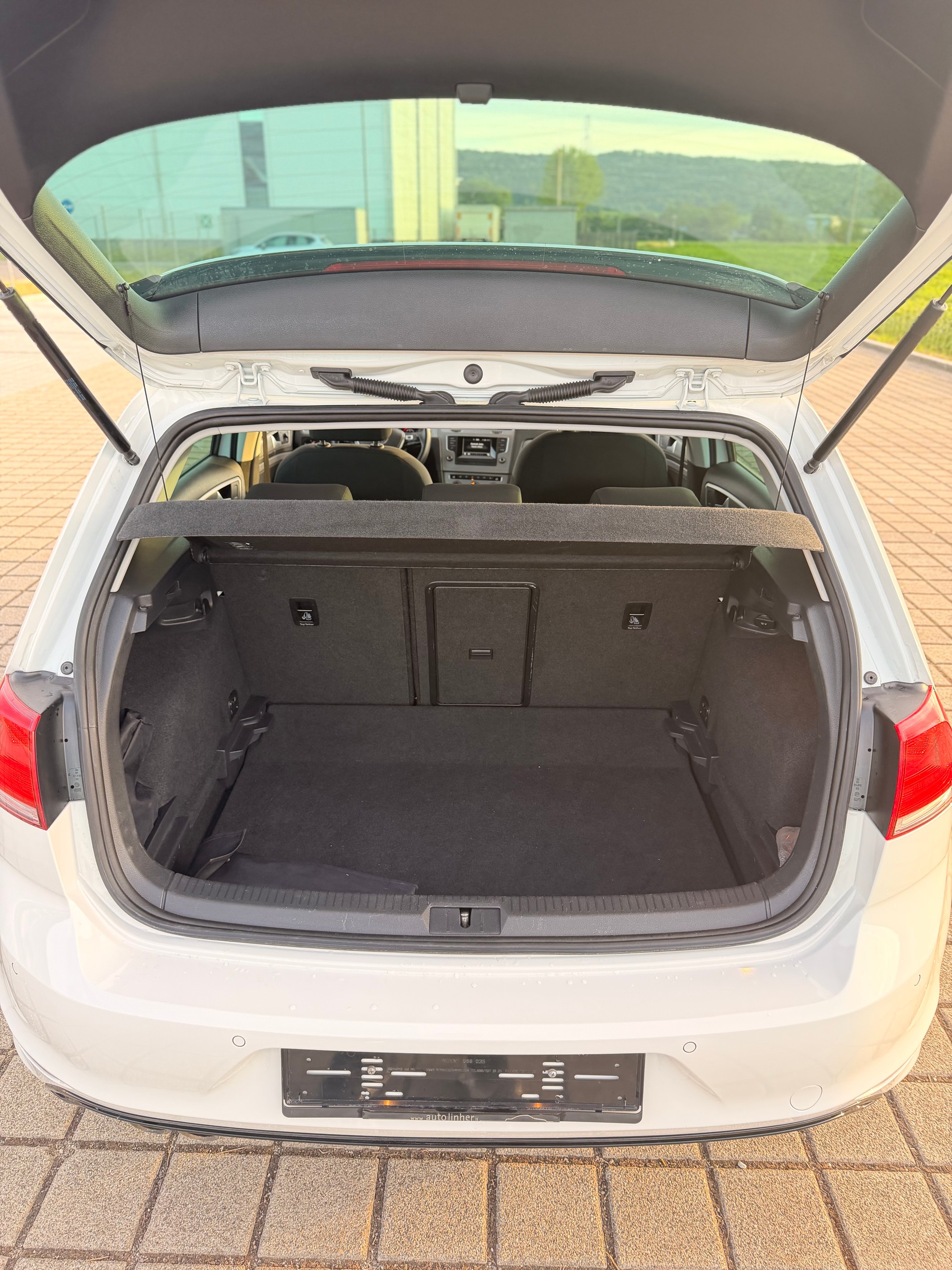 VW Golf 2.0 TDI Lounge R-Line 4Motion-image-16