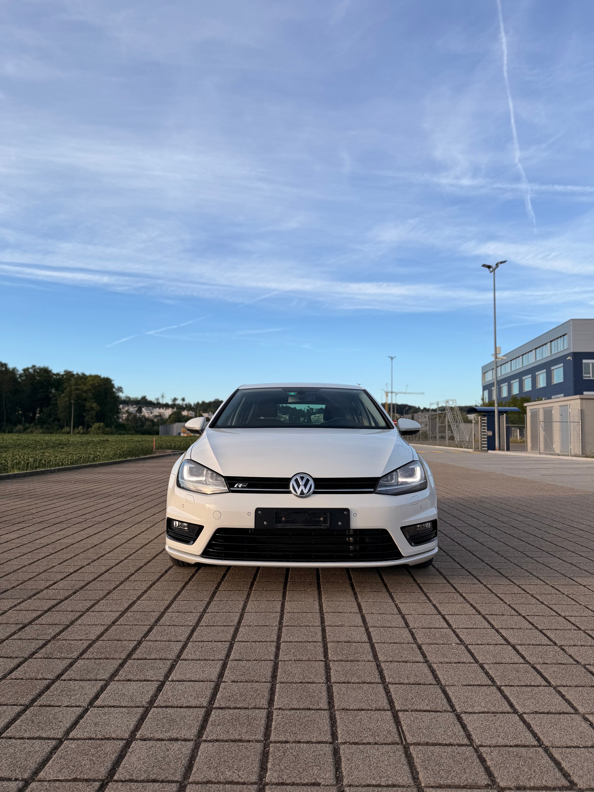 VW Golf 2.0 TDI Lounge R-Line 4Motion-image-2