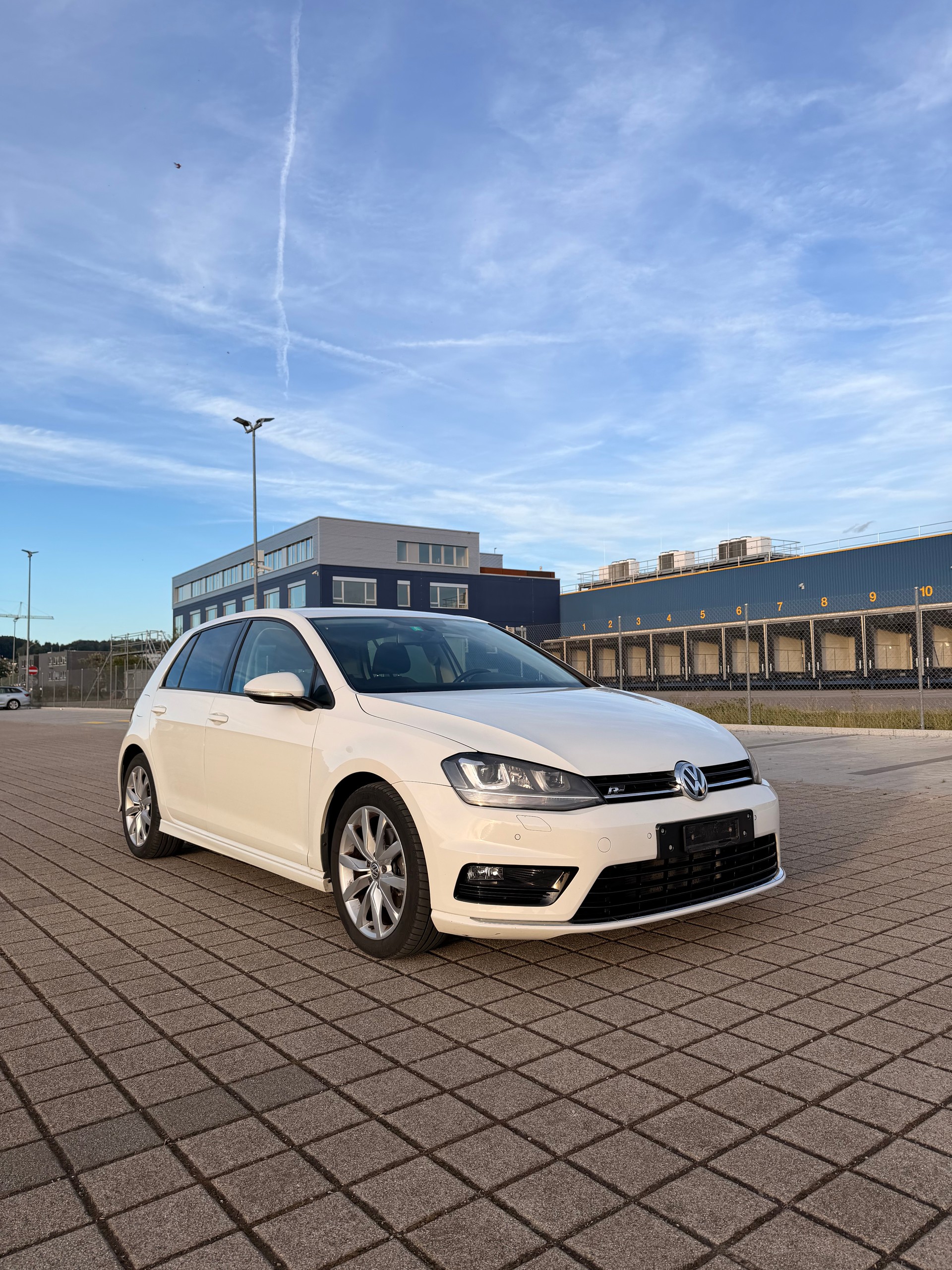 VW Golf 2.0 TDI Lounge R-Line 4Motion-image-5