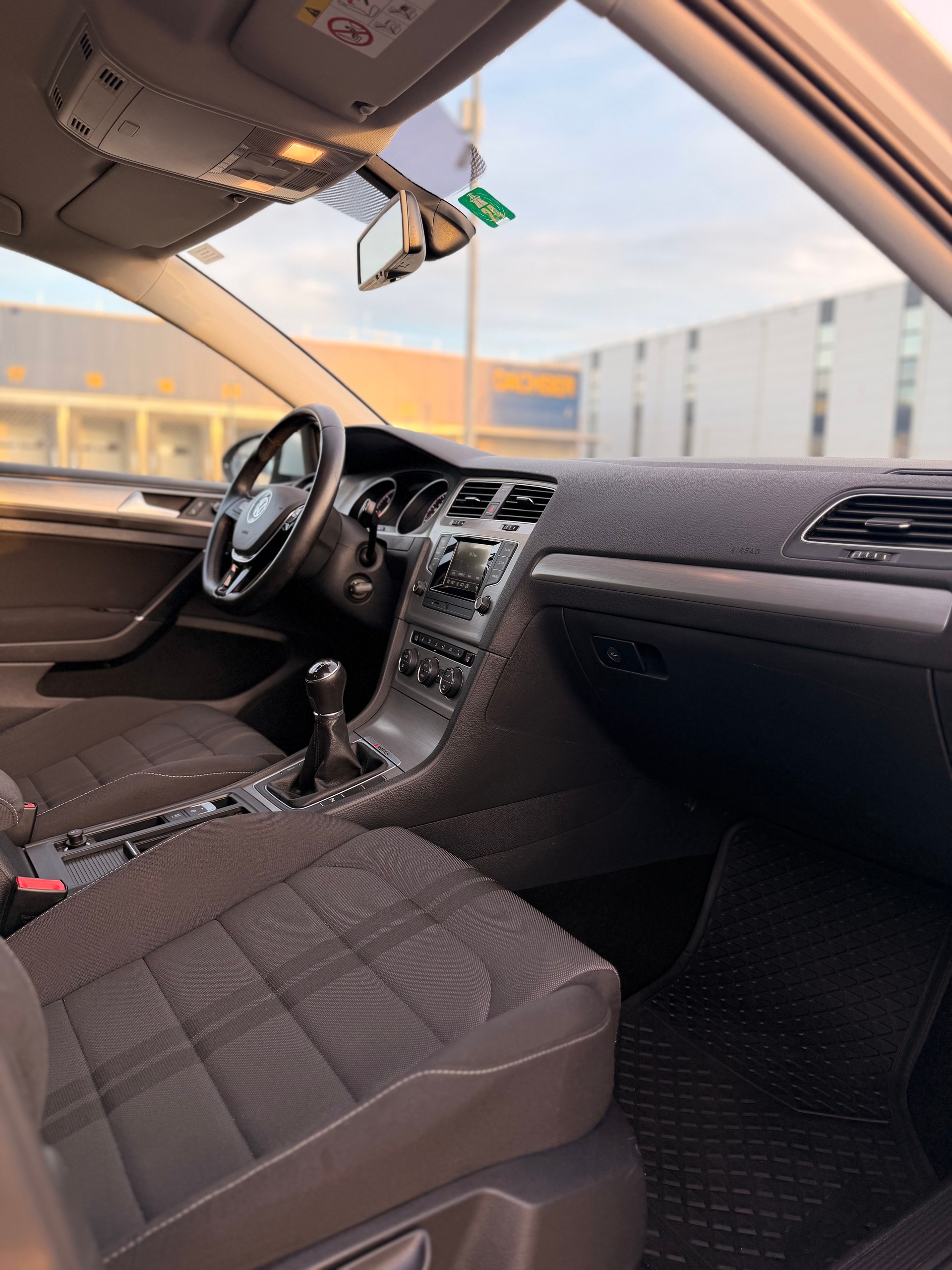 VW Golf 2.0 TDI Lounge R-Line 4Motion-image-26