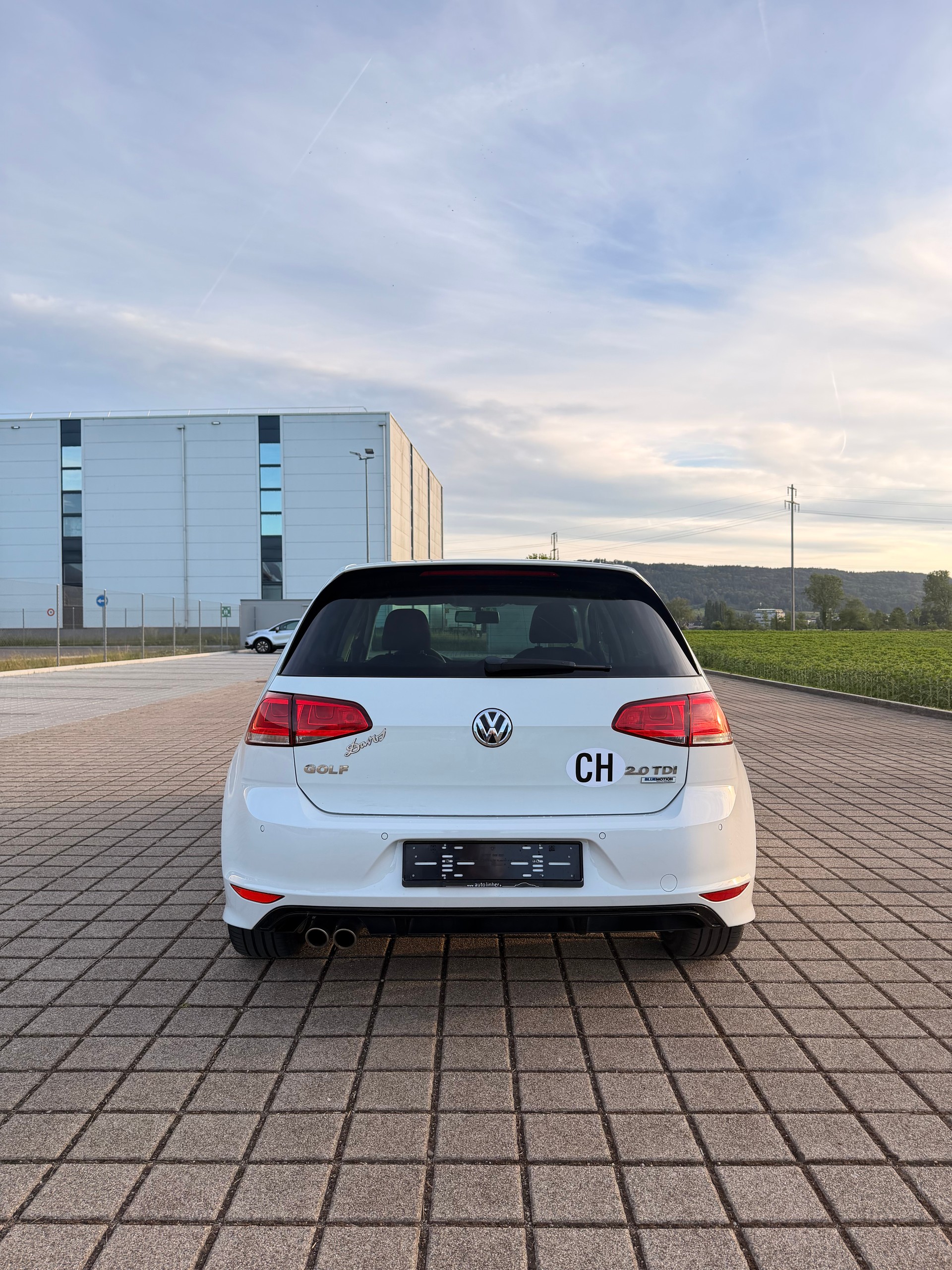 VW Golf 2.0 TDI Lounge R-Line 4Motion-image-10