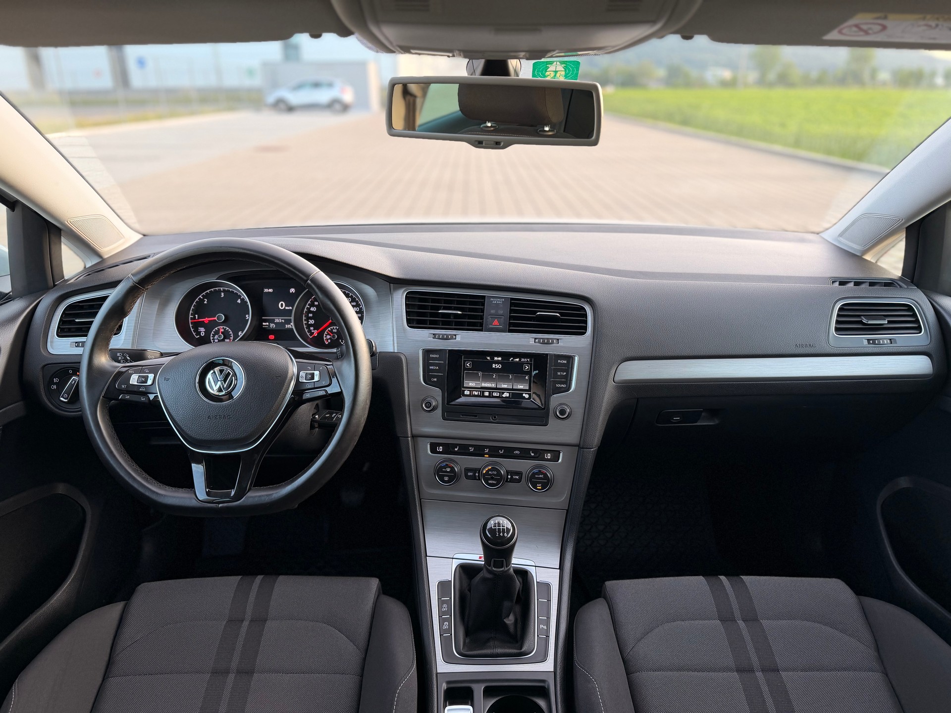 VW Golf 2.0 TDI Lounge R-Line 4Motion-image-17