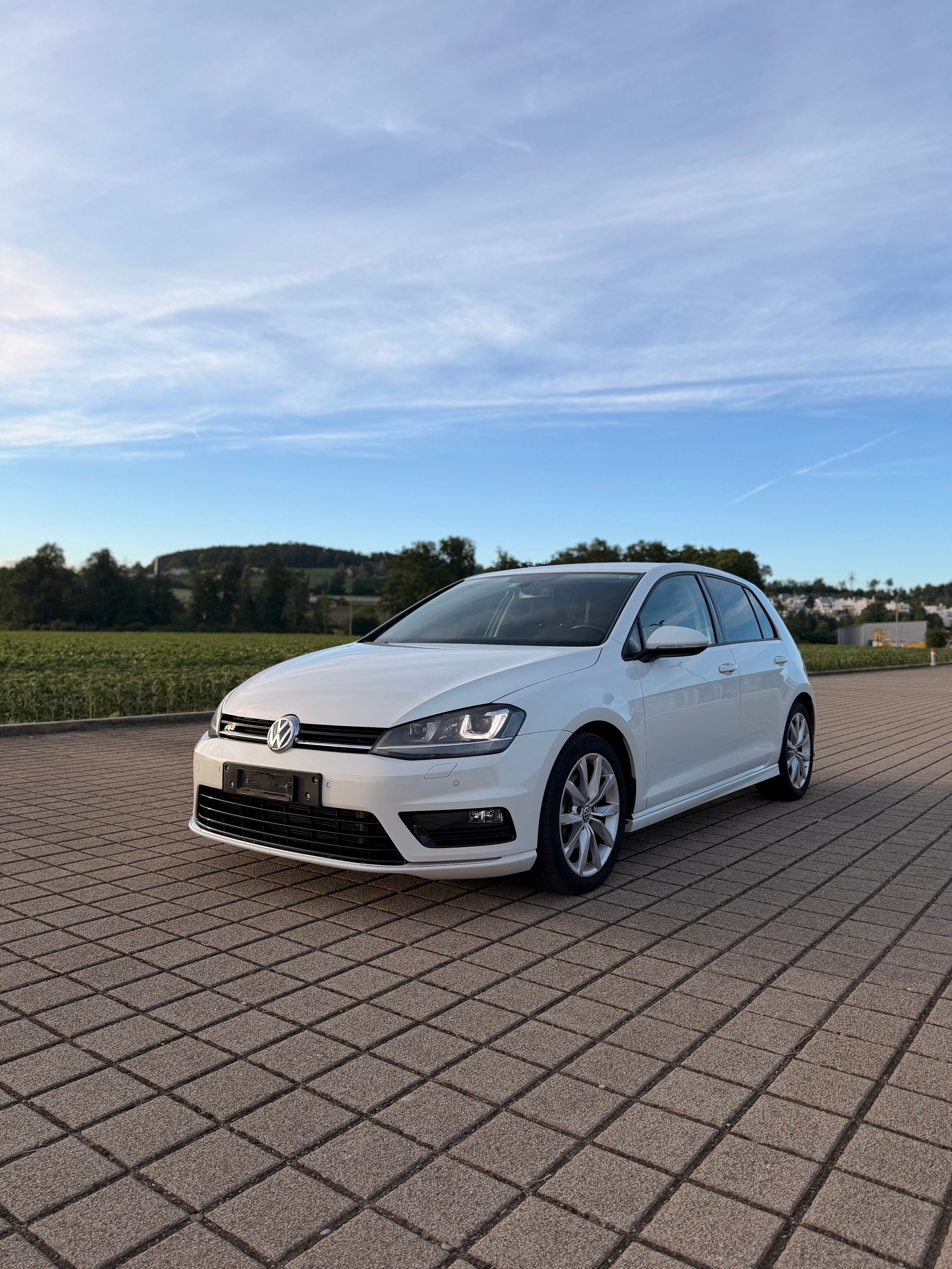 VW Golf 2.0 TDI Lounge R-Line 4Motion-image-0