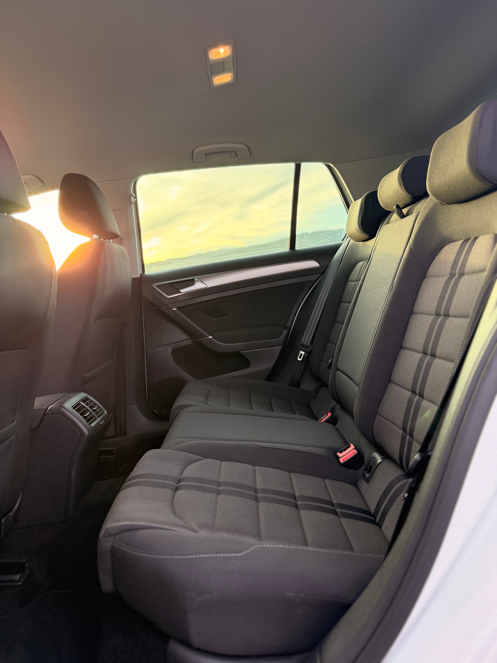 VW Golf 2.0 TDI Lounge R-Line 4Motion-image-30