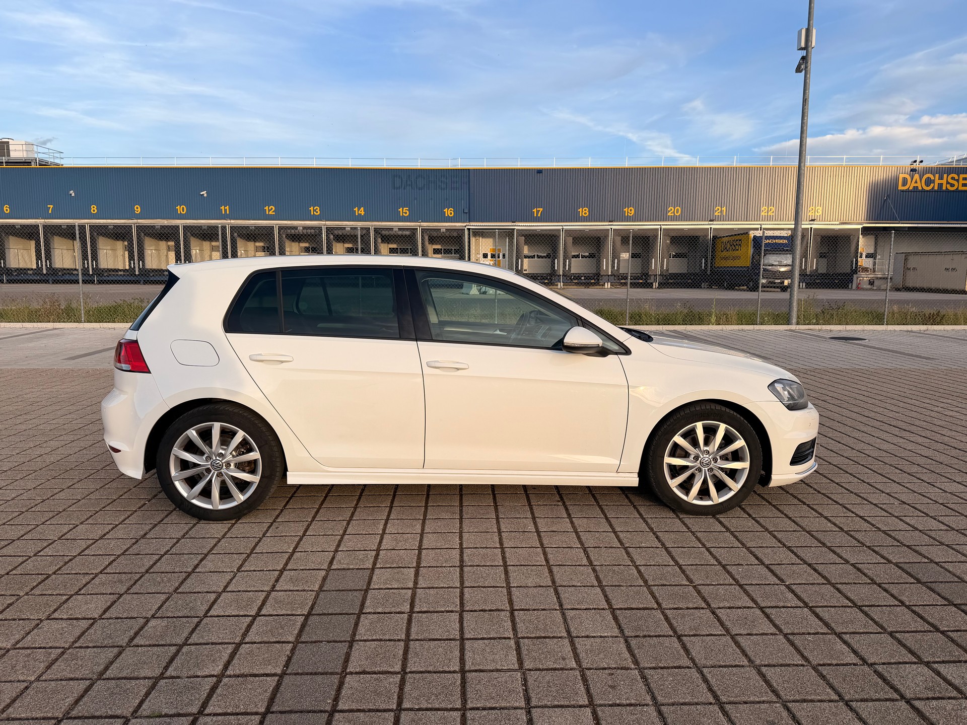 VW Golf 2.0 TDI Lounge R-Line 4Motion-image-7