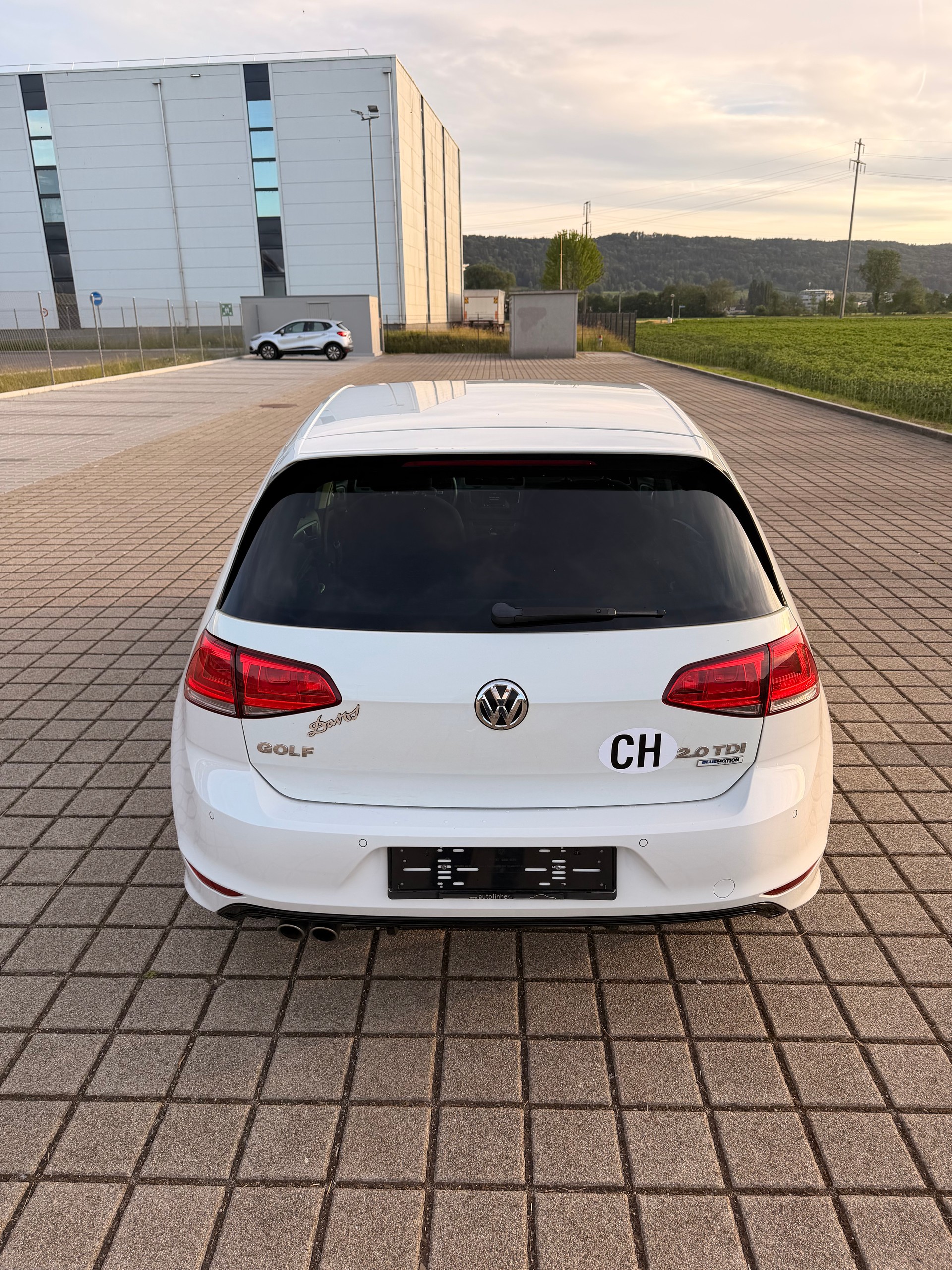 VW Golf 2.0 TDI Lounge R-Line 4Motion-image-11