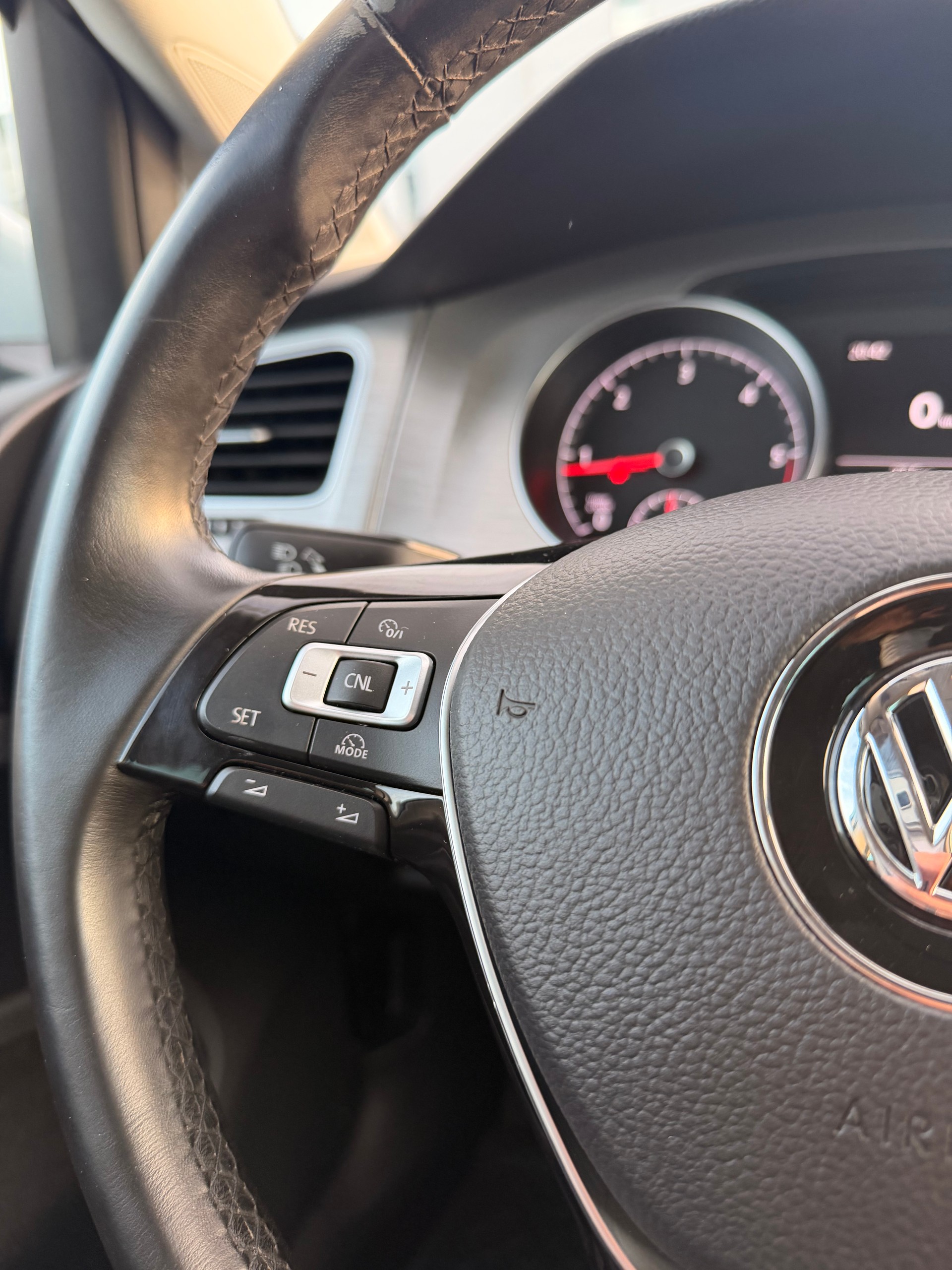 VW Golf 2.0 TDI Lounge R-Line 4Motion-image-21
