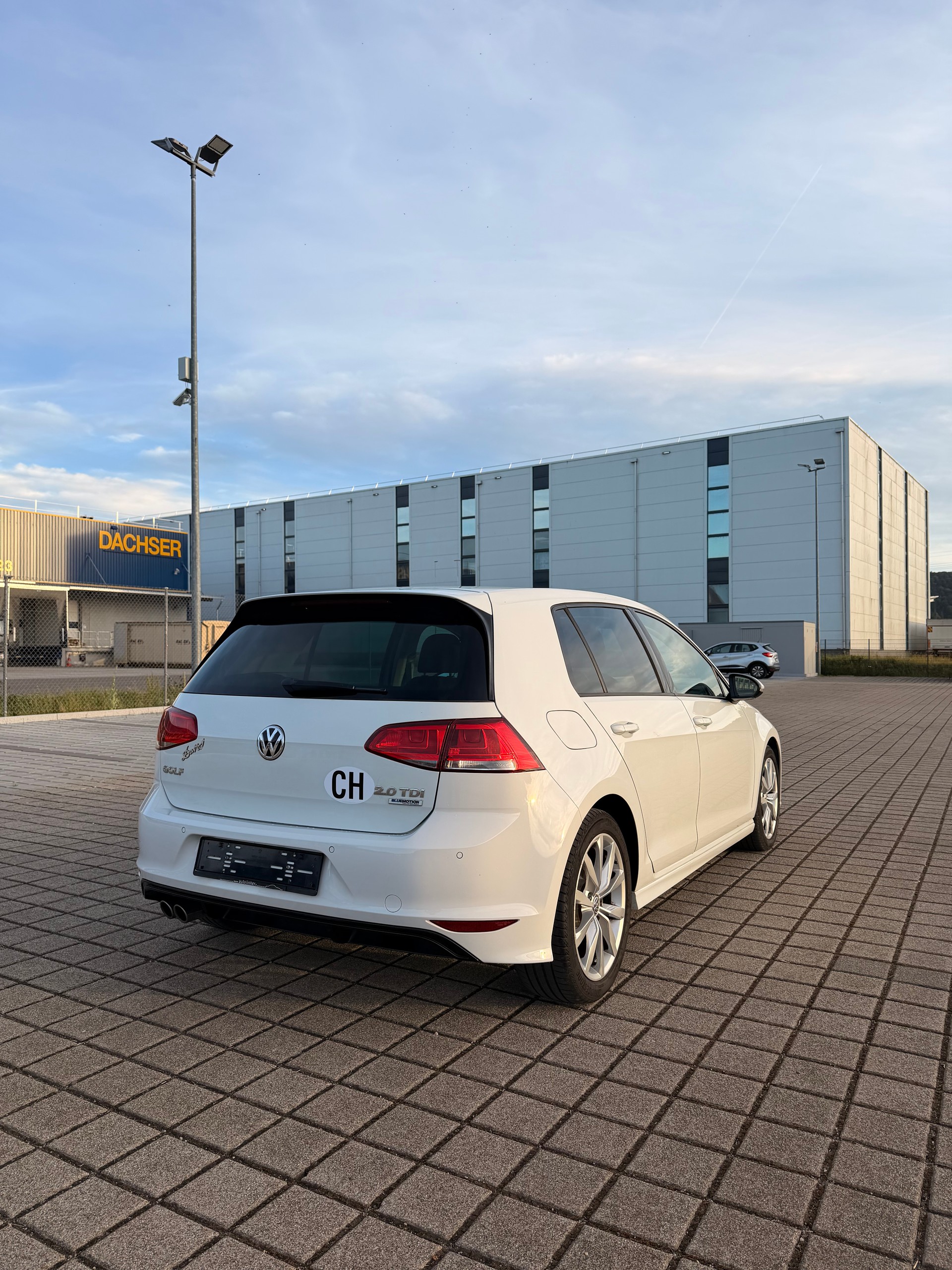 VW Golf 2.0 TDI Lounge R-Line 4Motion-image-8