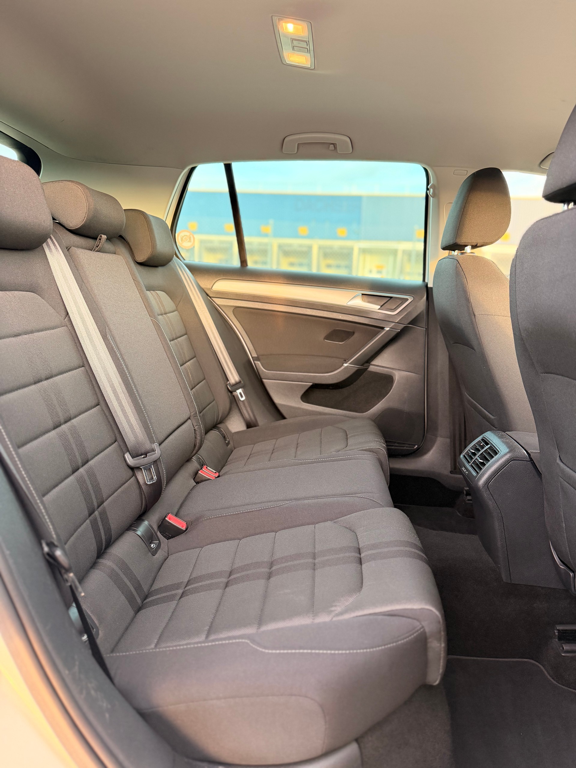 VW Golf 2.0 TDI Lounge R-Line 4Motion-image-29