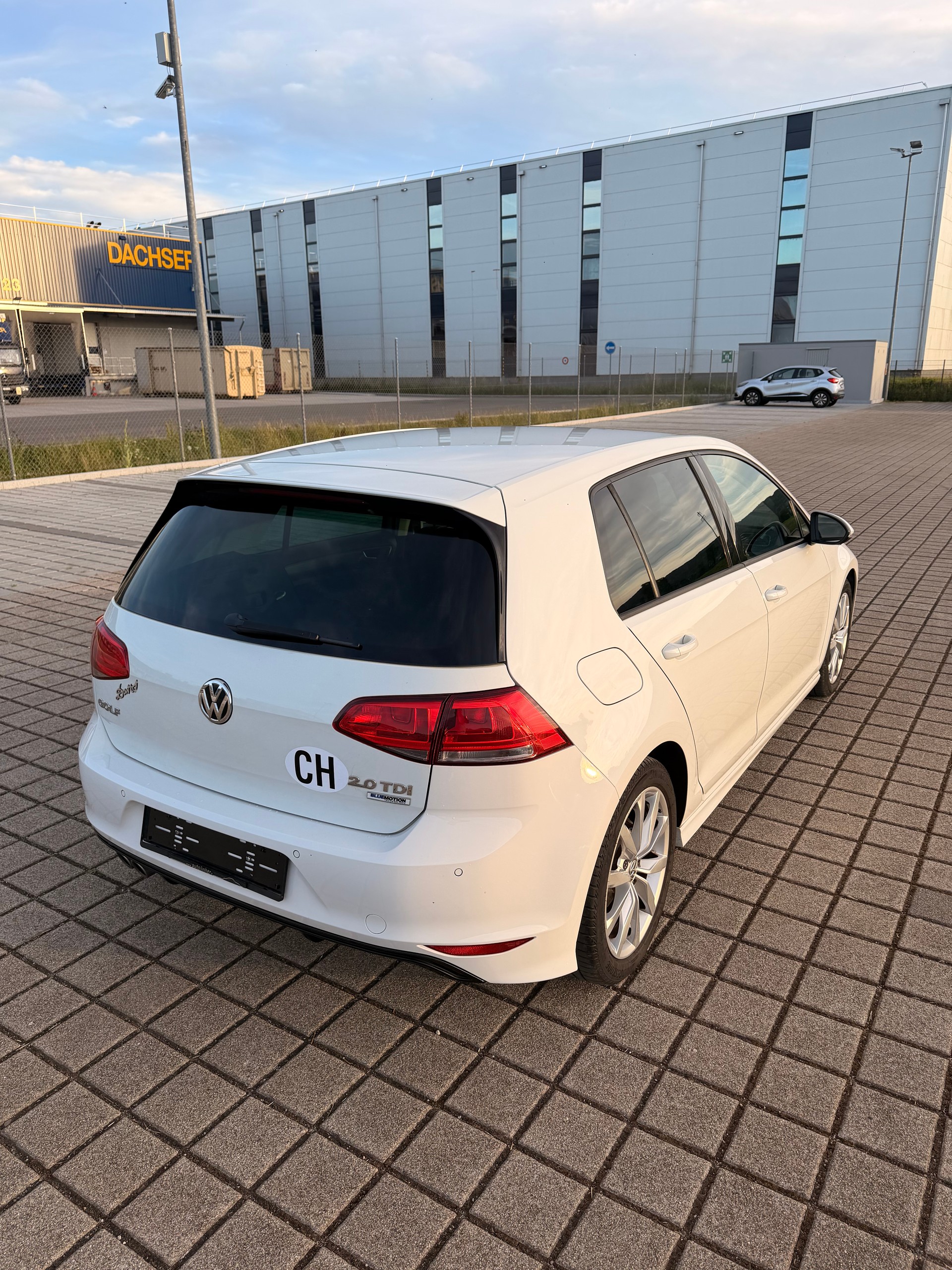 VW Golf 2.0 TDI Lounge R-Line 4Motion-image-9