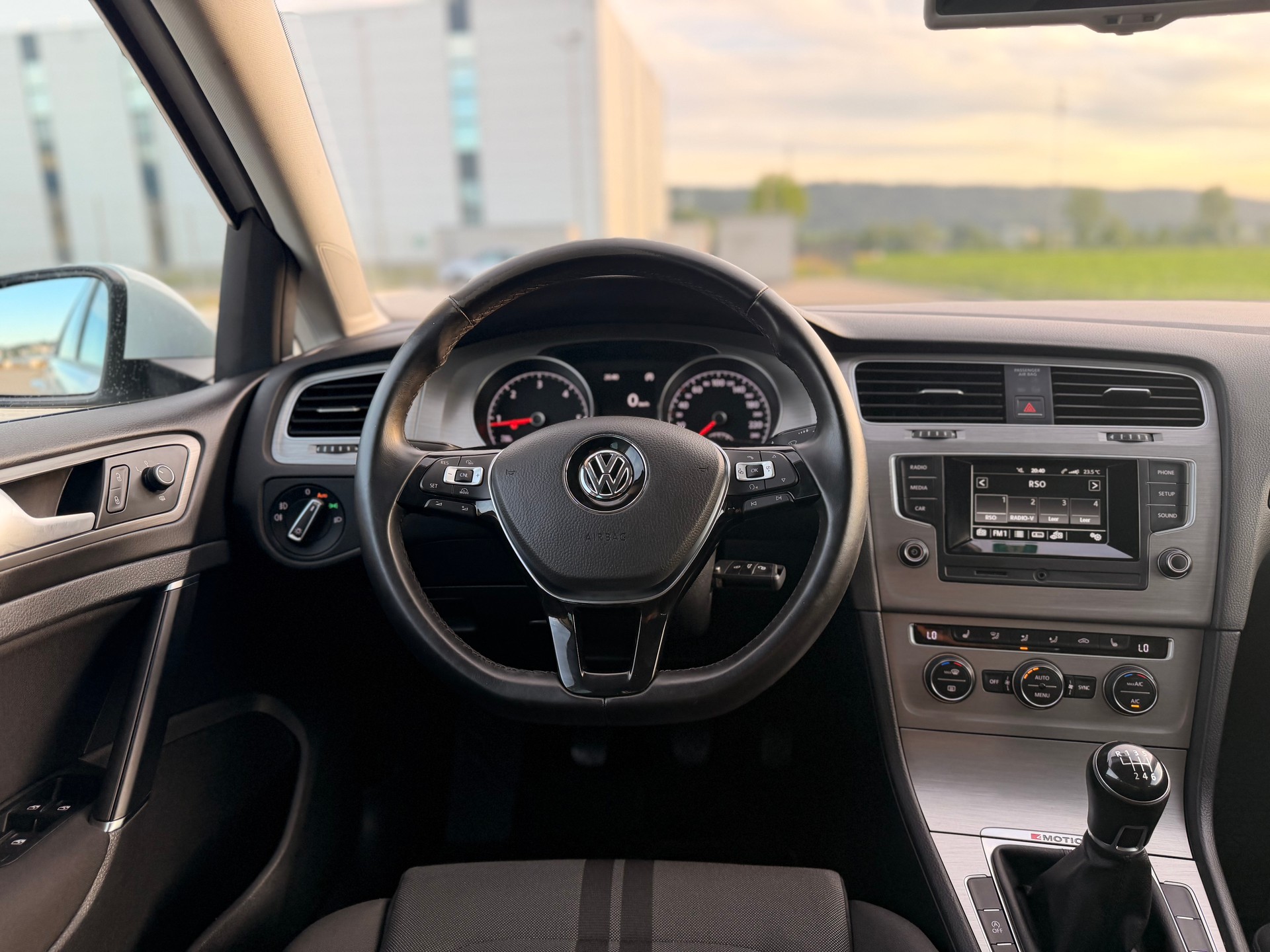 VW Golf 2.0 TDI Lounge R-Line 4Motion-image-18