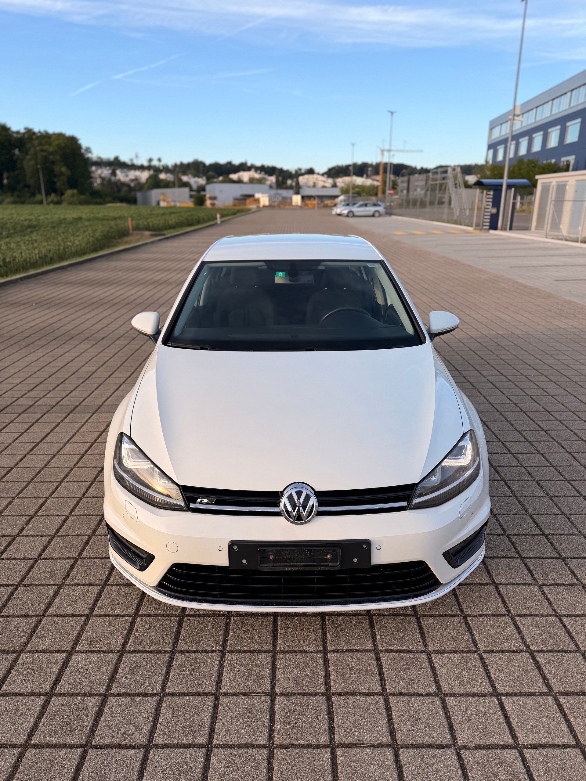 VW Golf 2.0 TDI Lounge R-Line 4Motion-image-3