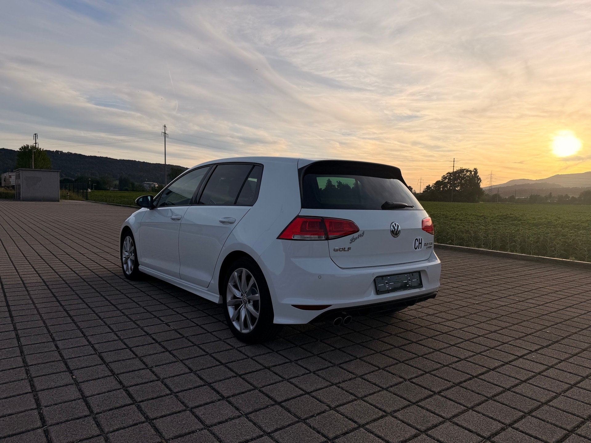 VW Golf 2.0 TDI Lounge R-Line 4Motion-image-12