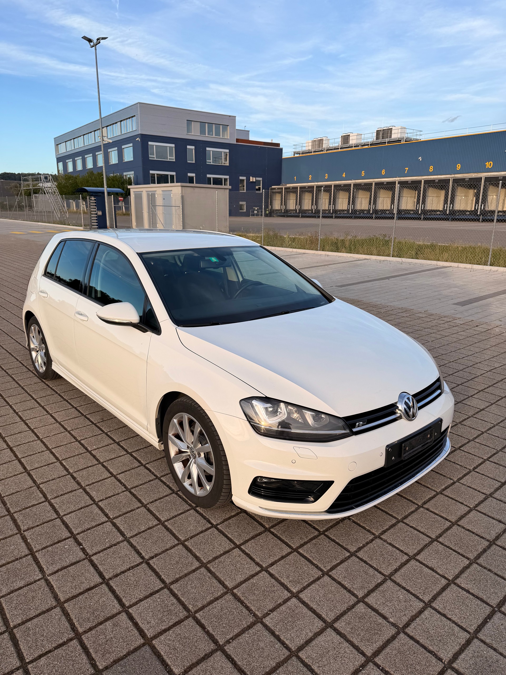 VW Golf 2.0 TDI Lounge R-Line 4Motion-image-6