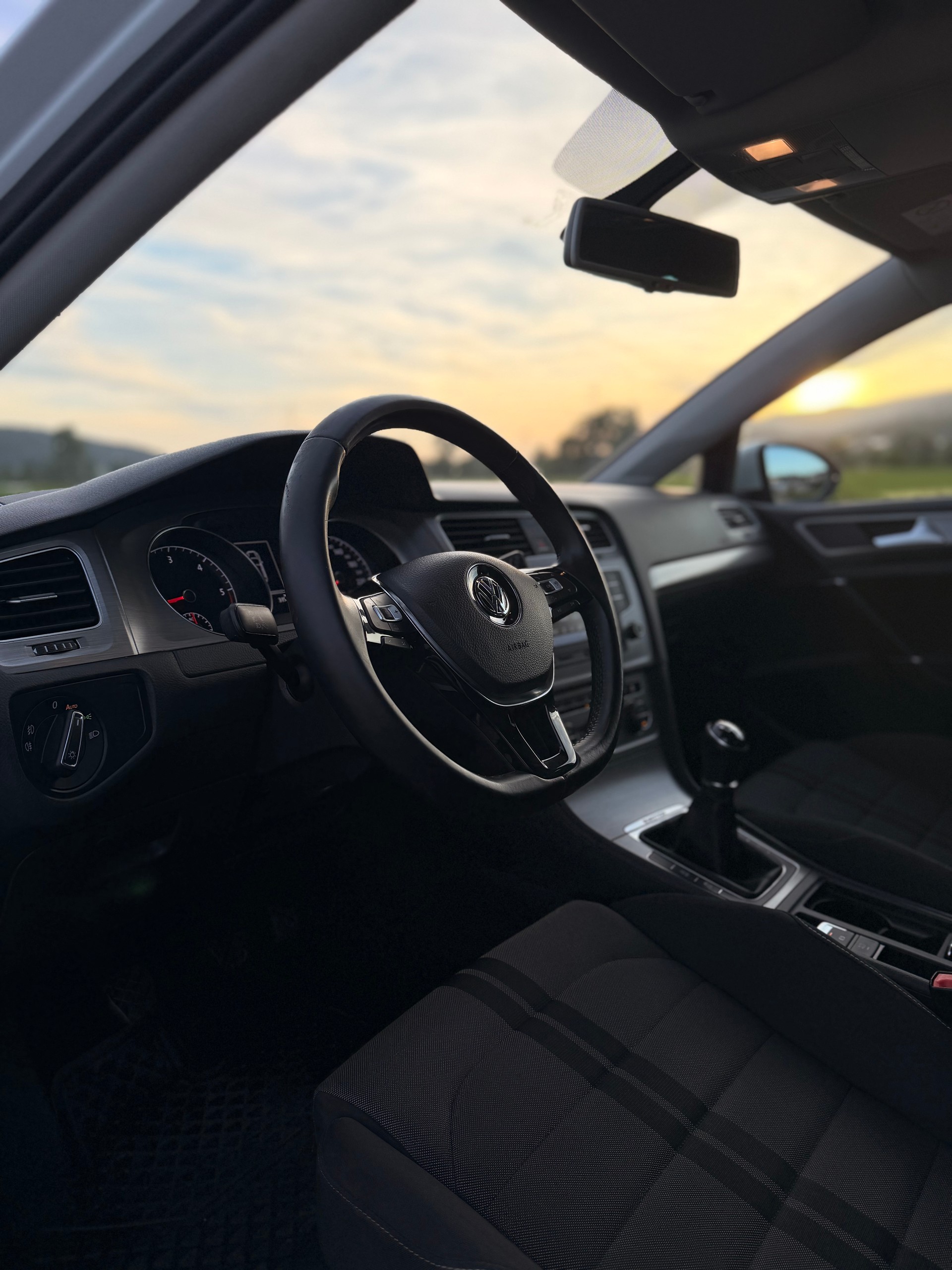 VW Golf 2.0 TDI Lounge R-Line 4Motion-image-19
