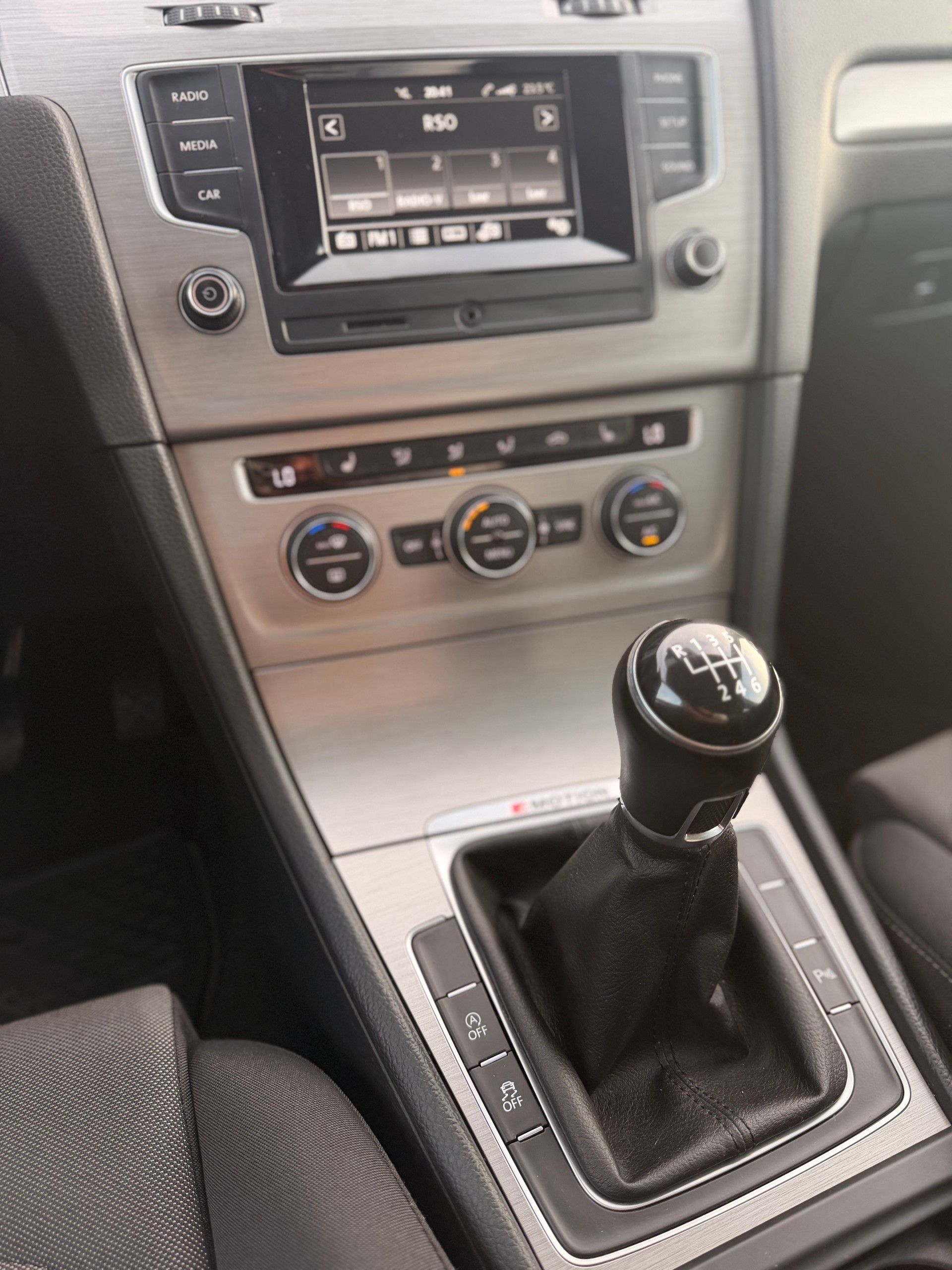 VW Golf 2.0 TDI Lounge R-Line 4Motion-image-24
