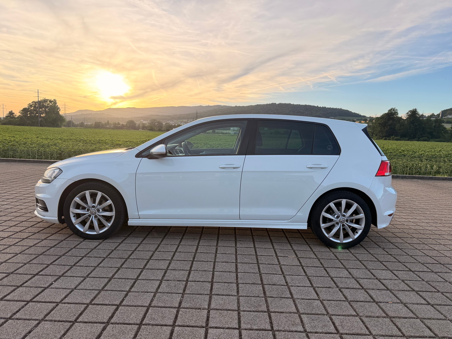VW Golf 2.0 TDI Lounge R-Line 4Motion-image-14