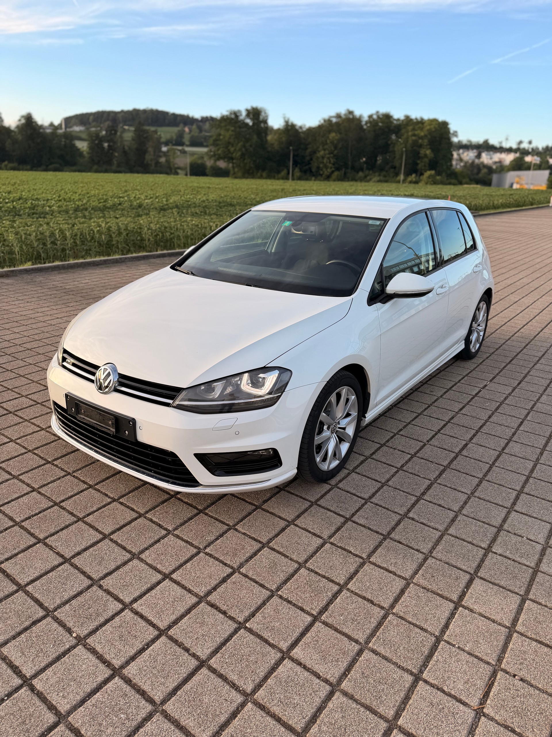 VW Golf 2.0 TDI Lounge R-Line 4Motion-image-1