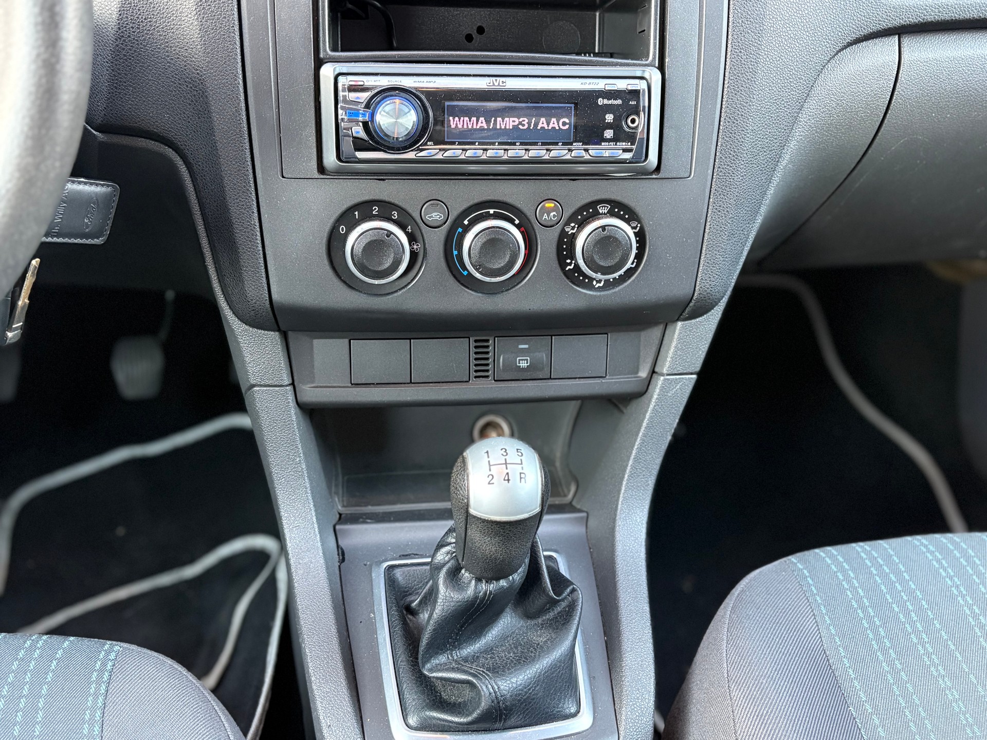 FORD Focus 1.4i Ambiente-image-13