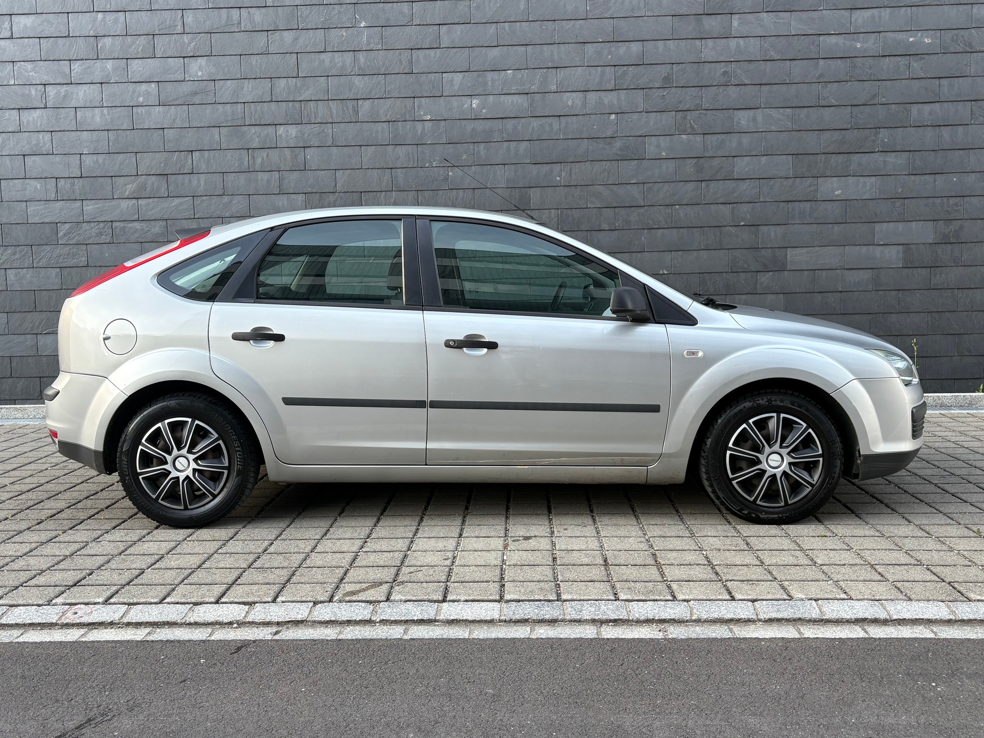 FORD Focus 1.4i Ambiente-image-3