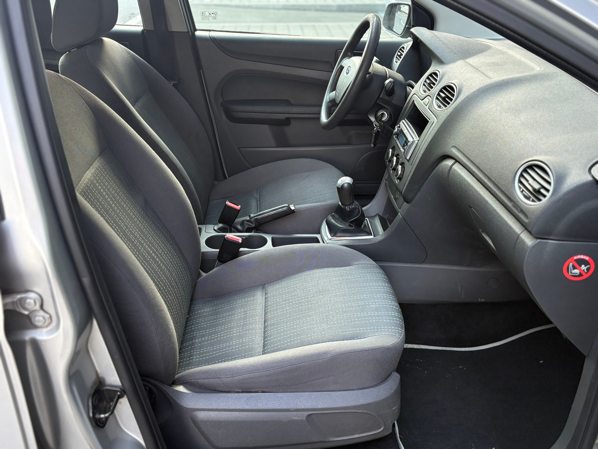 FORD Focus 1.4i Ambiente-image-9