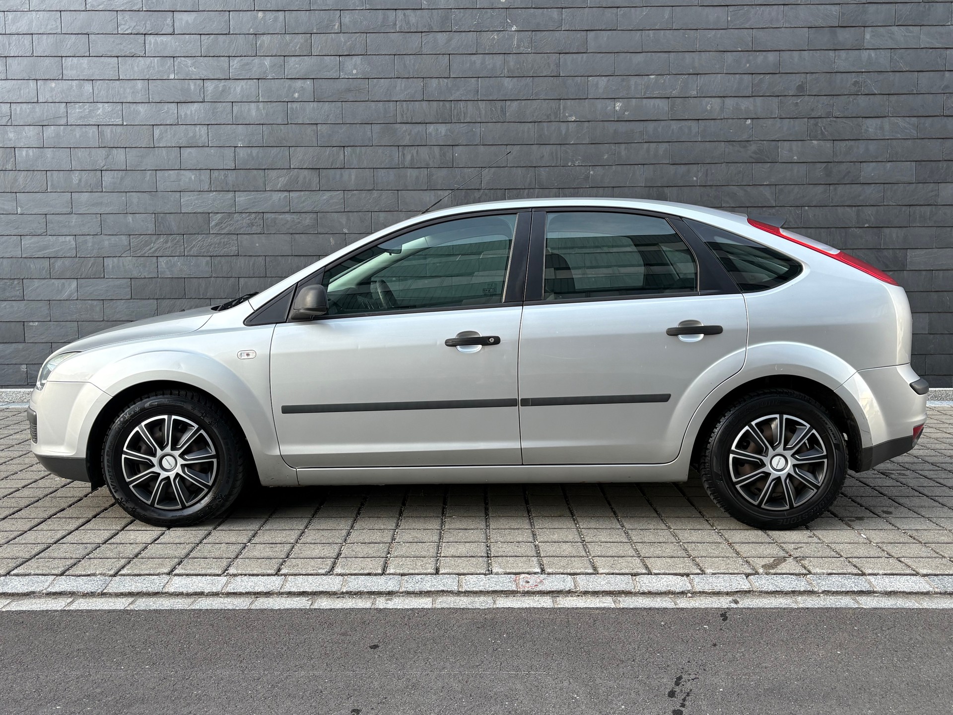 FORD Focus 1.4i Ambiente-image-4