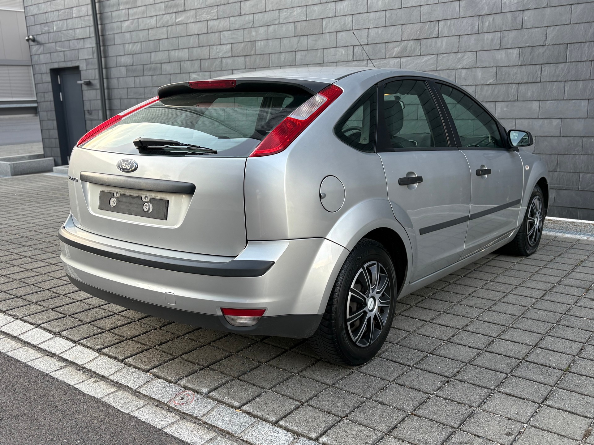 FORD Focus 1.4i Ambiente-image-7